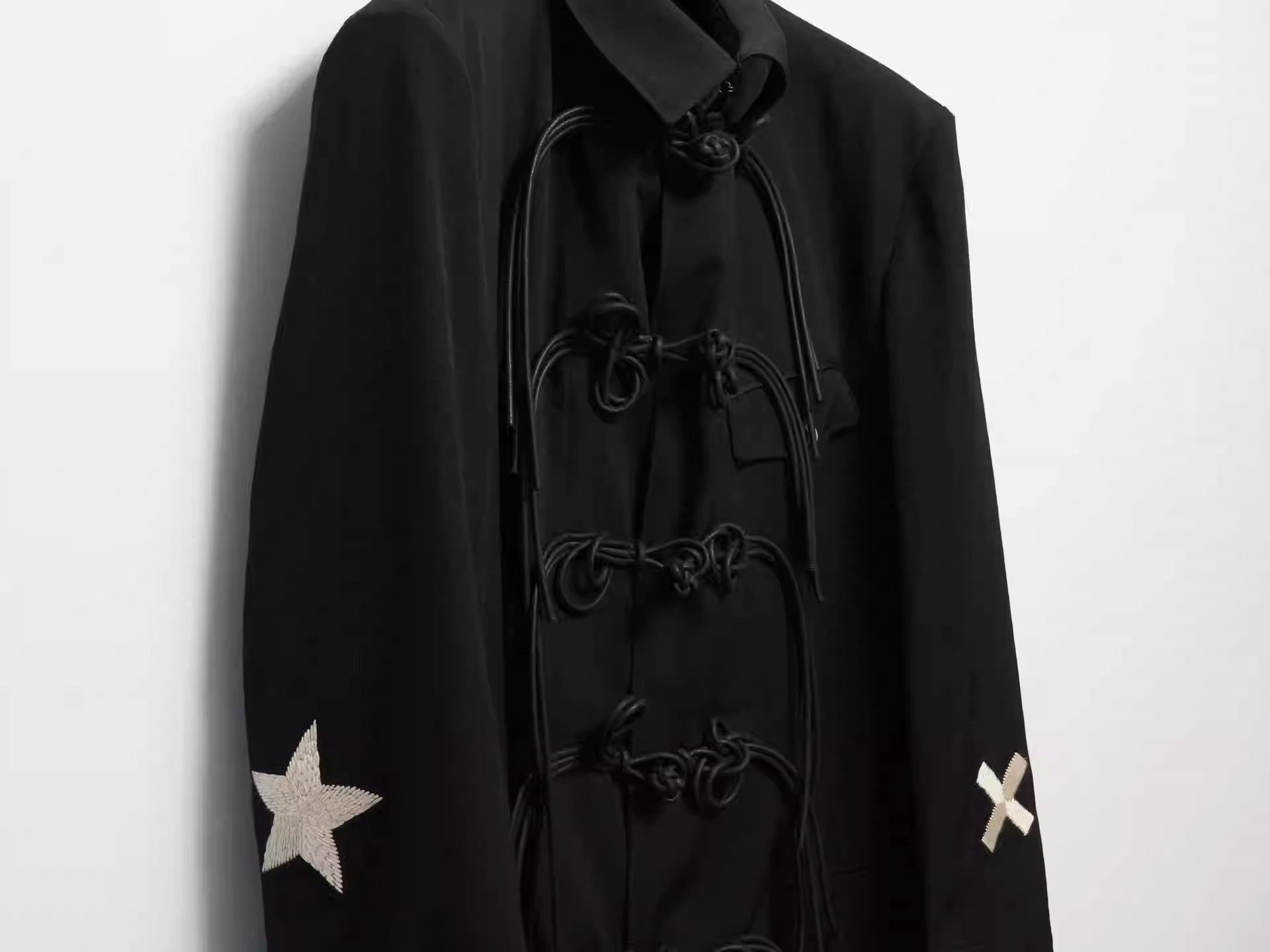 Yohji Yamamoto Yohji Yamamoto Embroidery Tray Buckle Asymmetrical Coat-250 Size US L / EU 52-54 / 3 - 3 Thumbnail