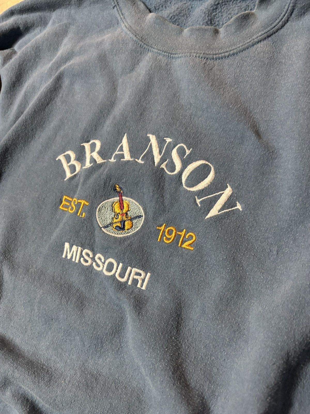 Gildan Vintage 00’s Branson Missouri Crewneck Sweatshirt Light Blue Size US XL / EU 56 / 4 - 2 Thumbnail
