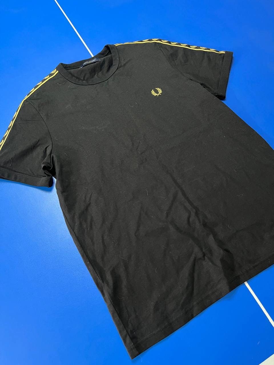 Fred Perry Fred Perry Black T-Shirt Laurel Wreath Taped Shoulder Gold Size US M / EU 48-50 / 2 - 2 Thumbnail