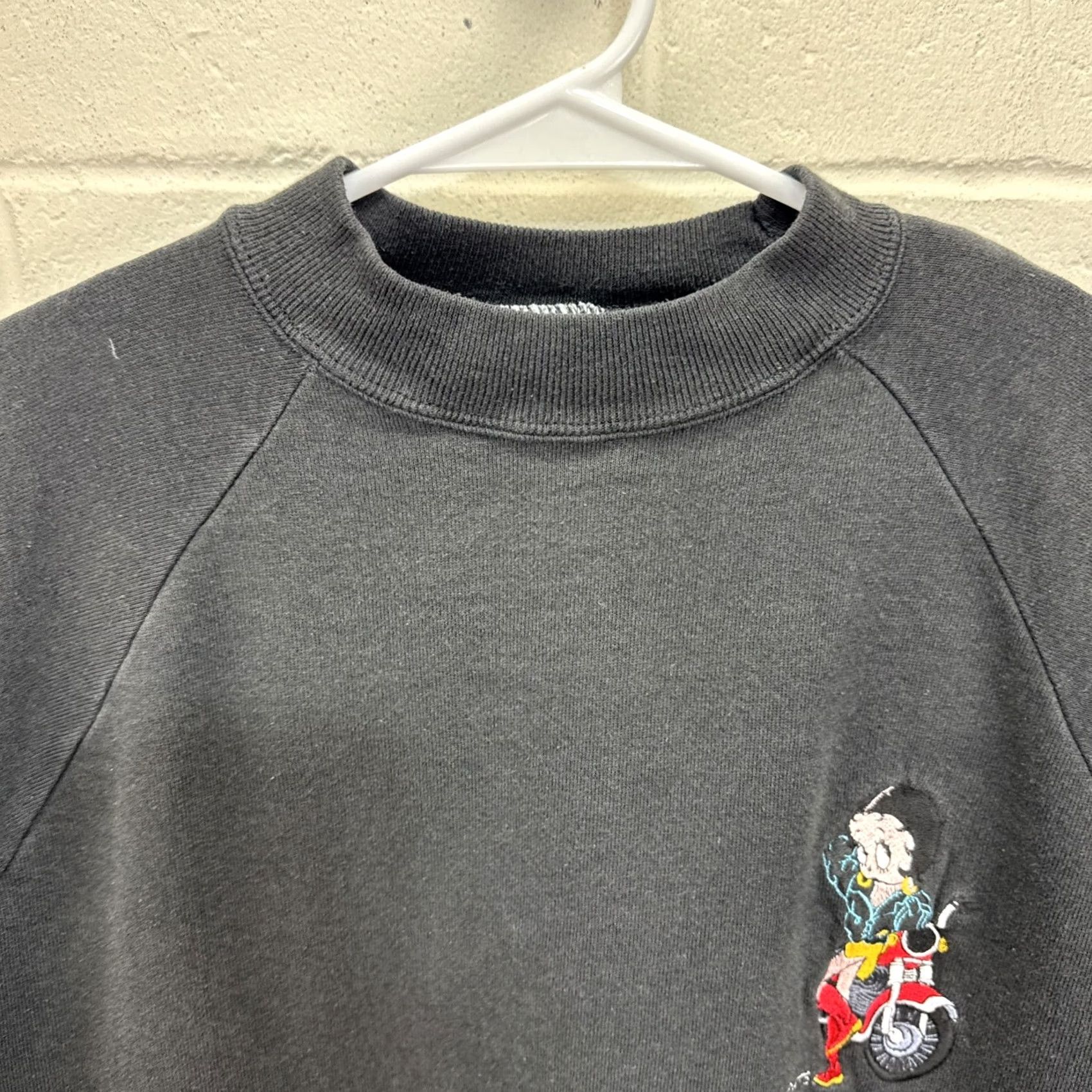 Vintage VINTAGE Betty Boop Motorcycle Biker Embroidered Graphic Crewneck Sweatshirt XL Women Black 1990s Glam Rock Pullover Betty Boop Girls Womens Size XL / US 12-14 / IT 48-50 - 3 Thumbnail