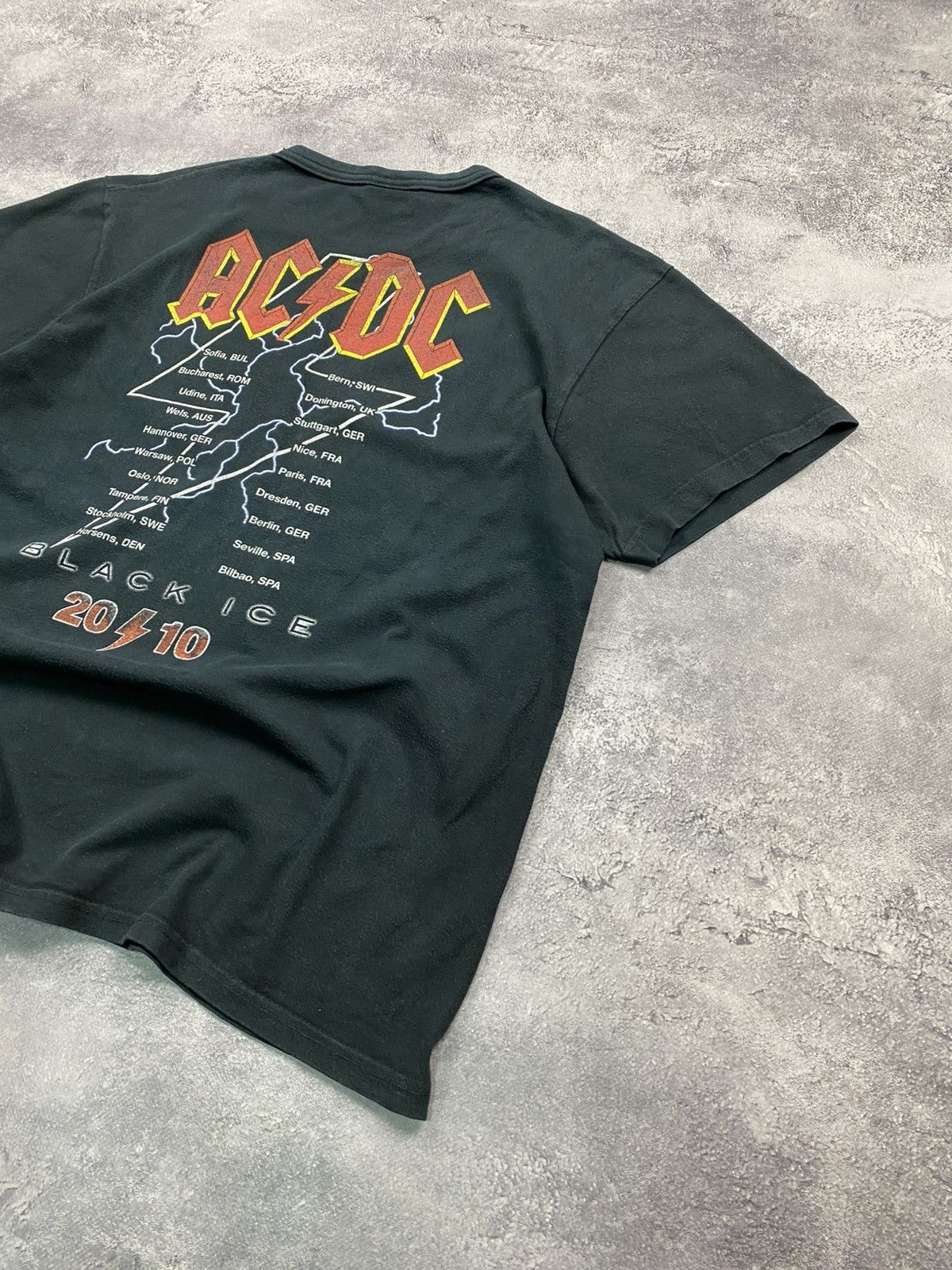 AC/DC Vintage AC/DC Black Ice 2010 Tour Band T-Shirt Rare Y2K Tee Size US L / EU 52-54 / 3 - 14 Thumbnail