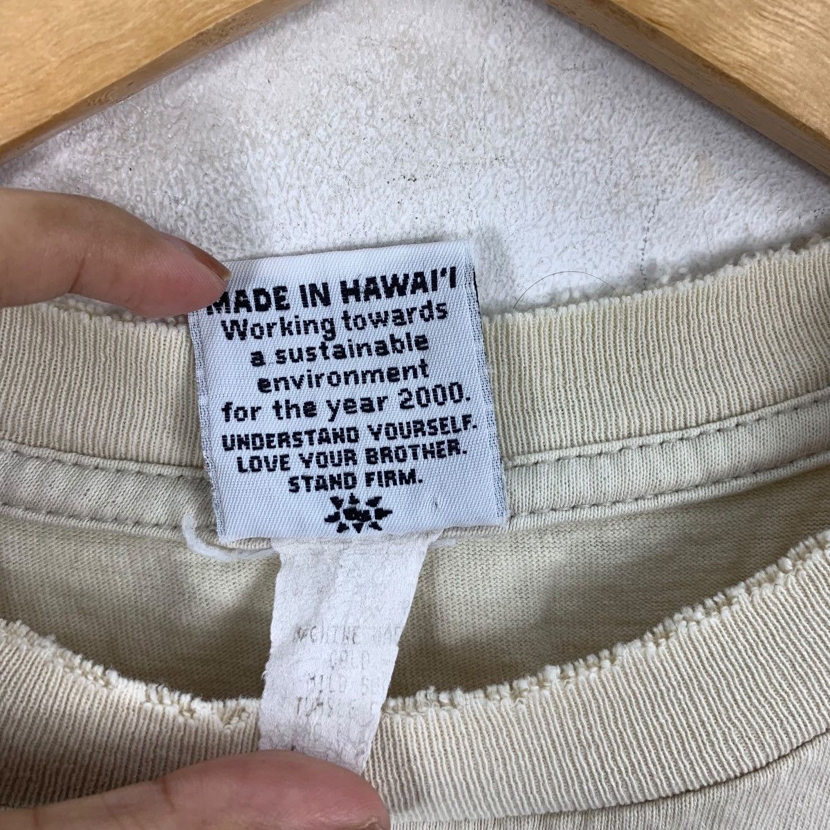 Vintage Vintage 90s SOLJAH HAWAII SURF Lei Company Thrashed Tee Size US S / EU 44-46 / 1 - 10 Thumbnail