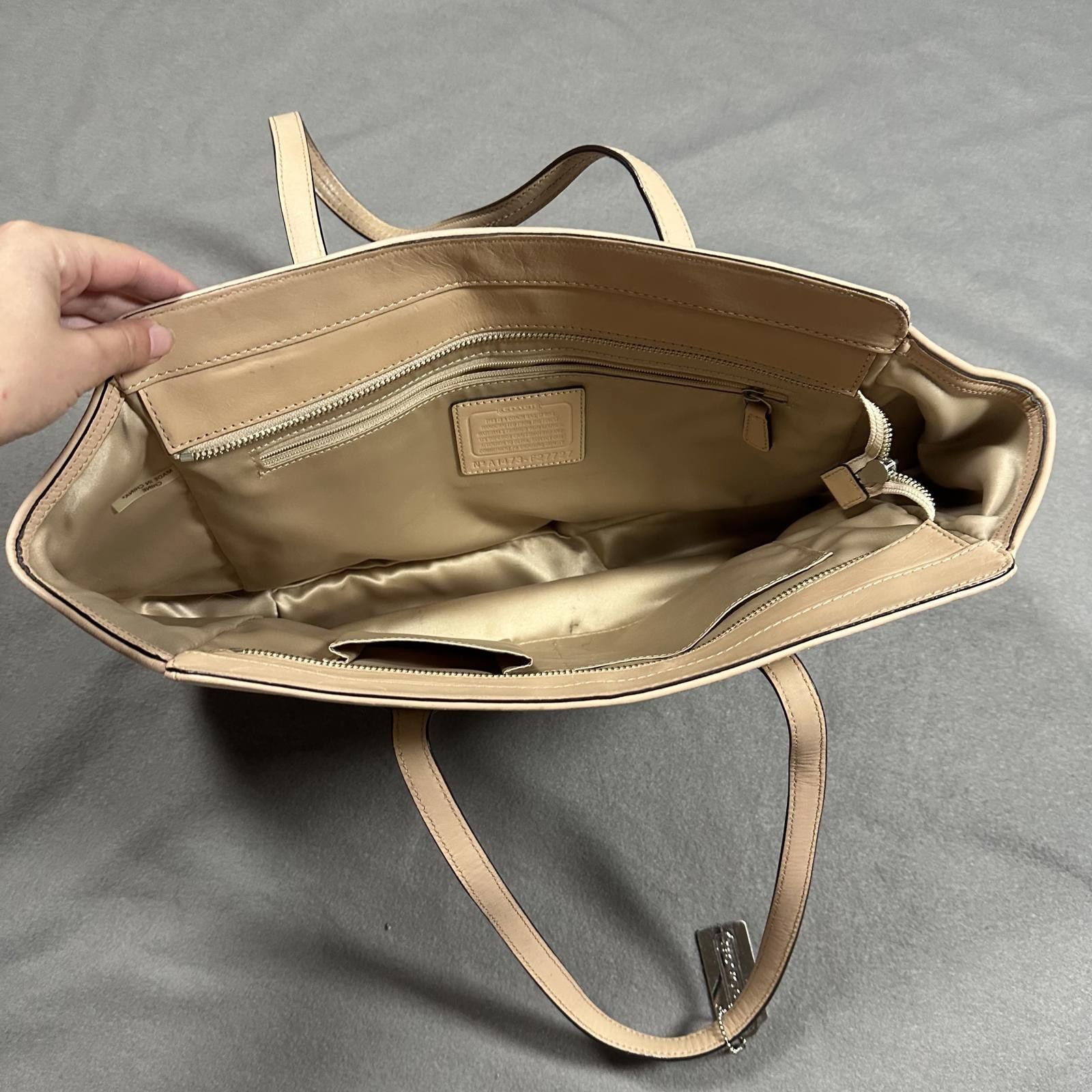 Other Coach Shoulder Bag Taylor Alexis Silver Beige Y2K Vintage Size ONE SIZE - 4 Thumbnail