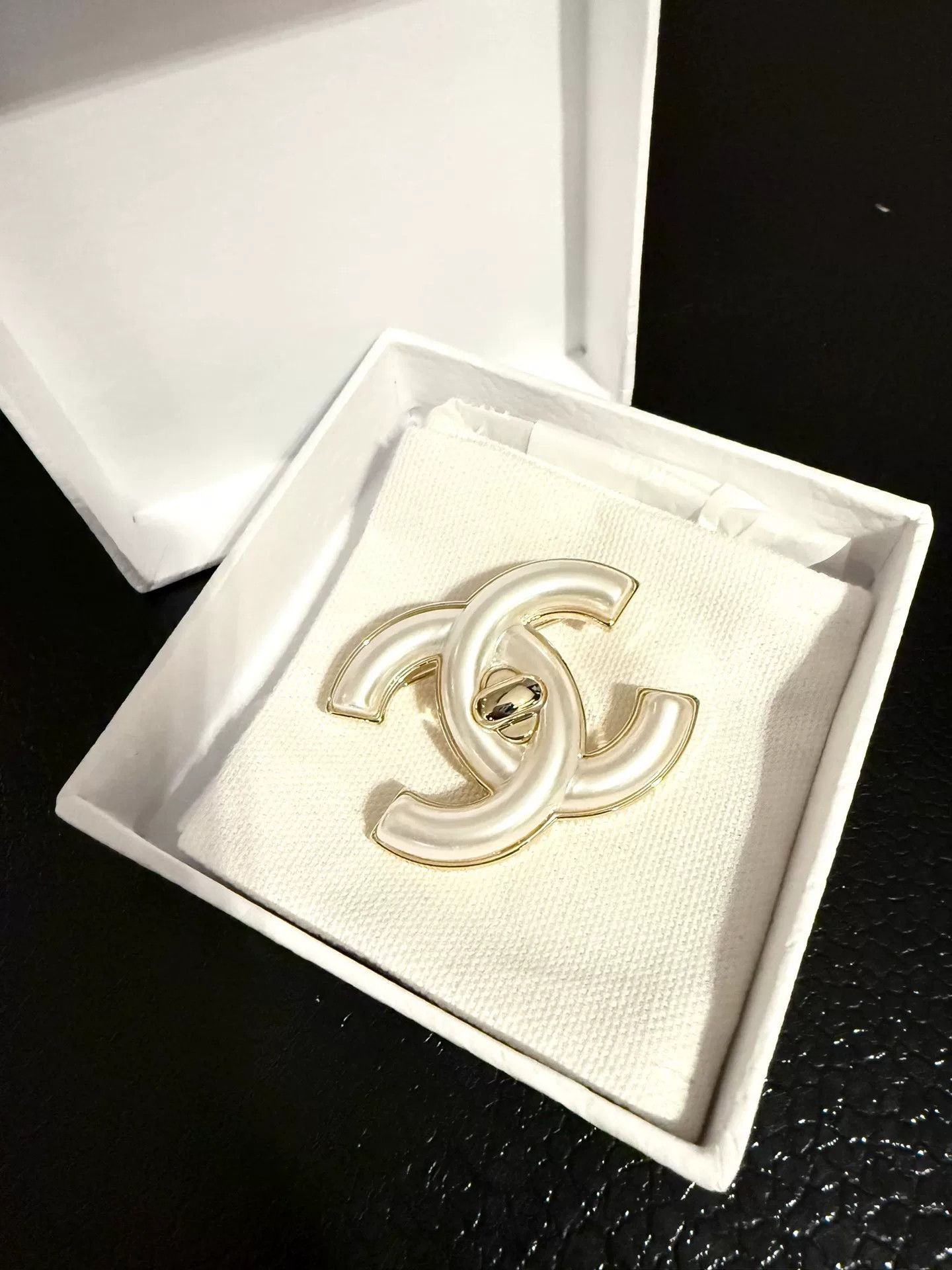 Chanel Chanel B24A Gold Brooch Pin Size ONE SIZE - 1 Thumbnail