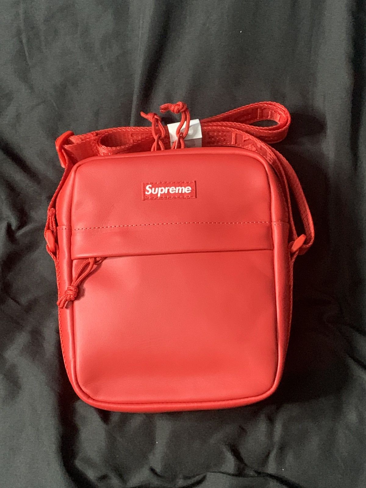Supreme Leather Shoulder Bag is available for purchase on au PAY 