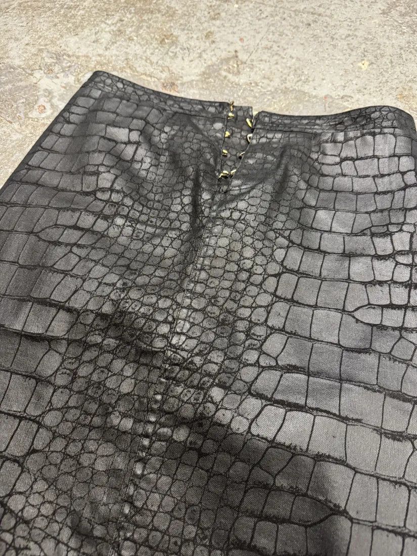 Roberto Cavalli × Vintage 2000s Roberto Cavalli Black Obscure Crocodile Effect Skirt Size 30" / US 8 / IT 44 - 7 Thumbnail