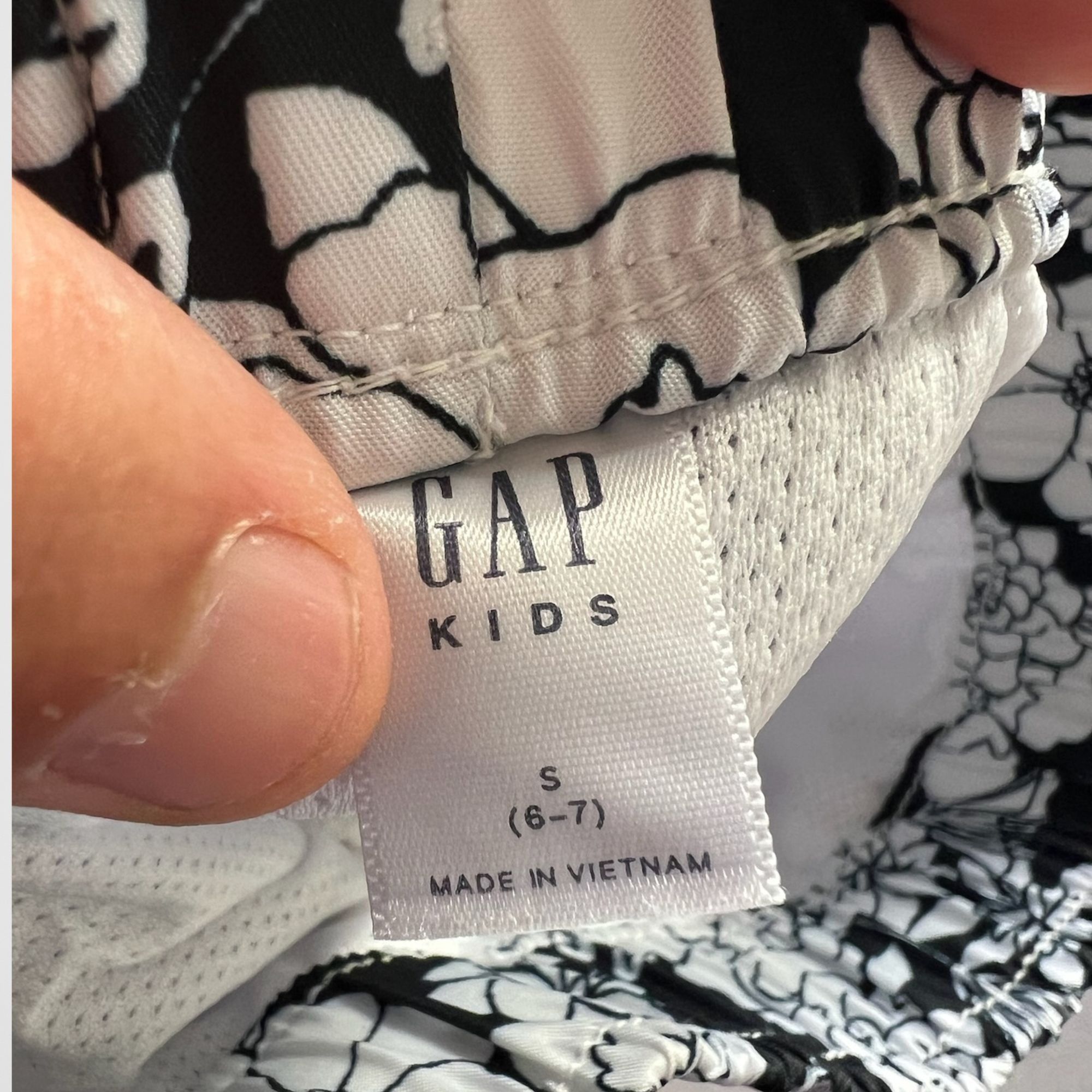 Gap Gap Kids Floral Swim Shorts Black & White S 6-7 Elastic Wais Size US 26 / EU 42 - 4 Thumbnail