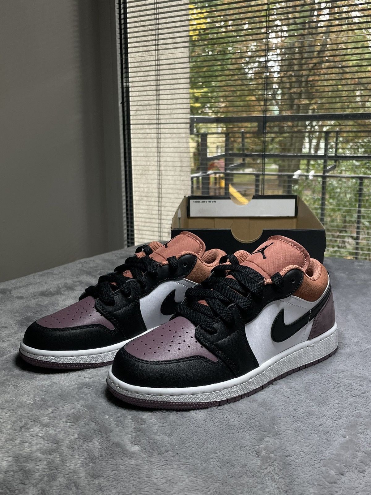 Nike AIR JORDAN 1 LOW SE (GS) Size US 5.5 / IT 35.5 - 1 Thumbnail