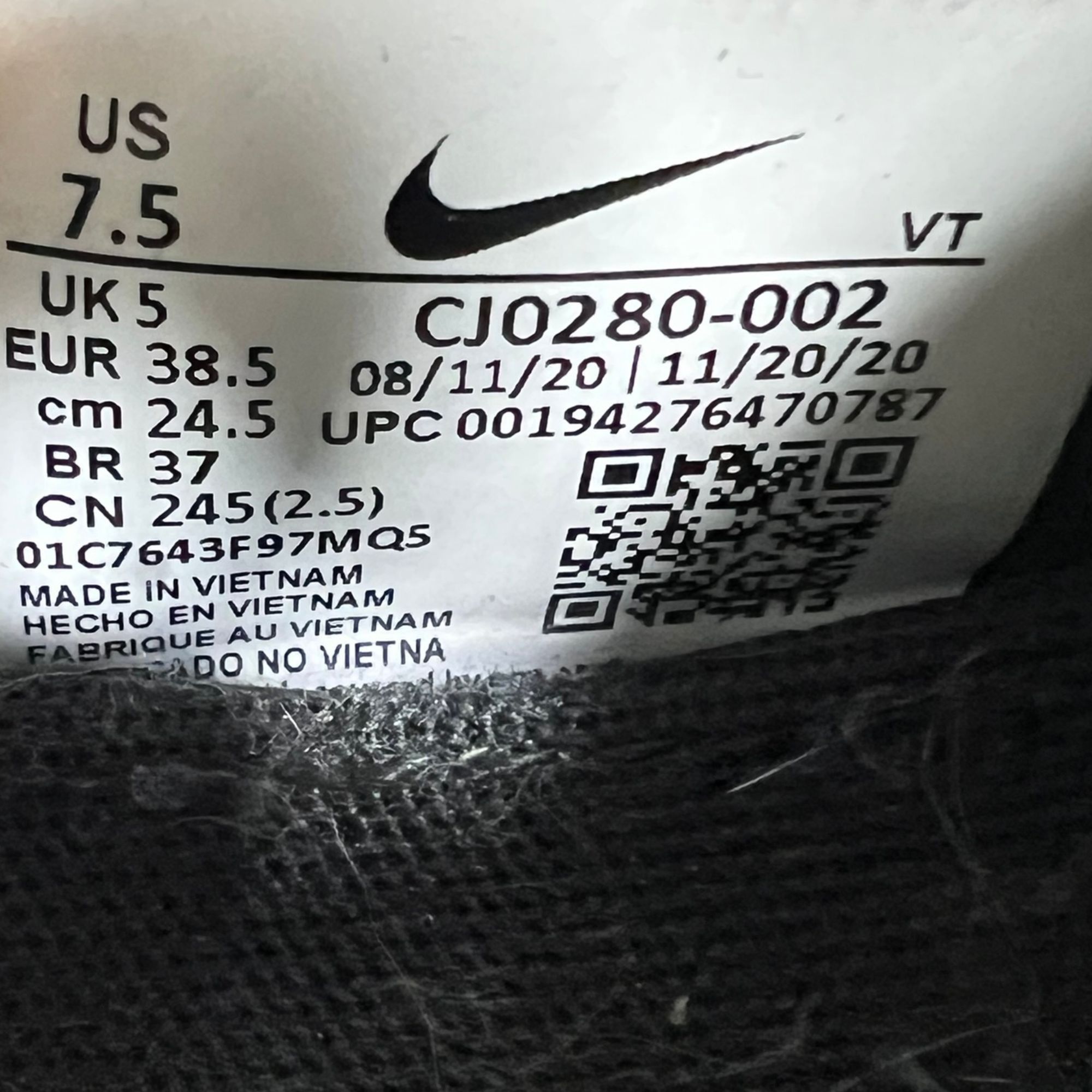 Nike Nike Women’s React Phantom Run Flyknit 2 Black/White Running Size US 7.5 / IT 37.5 - 4 Thumbnail