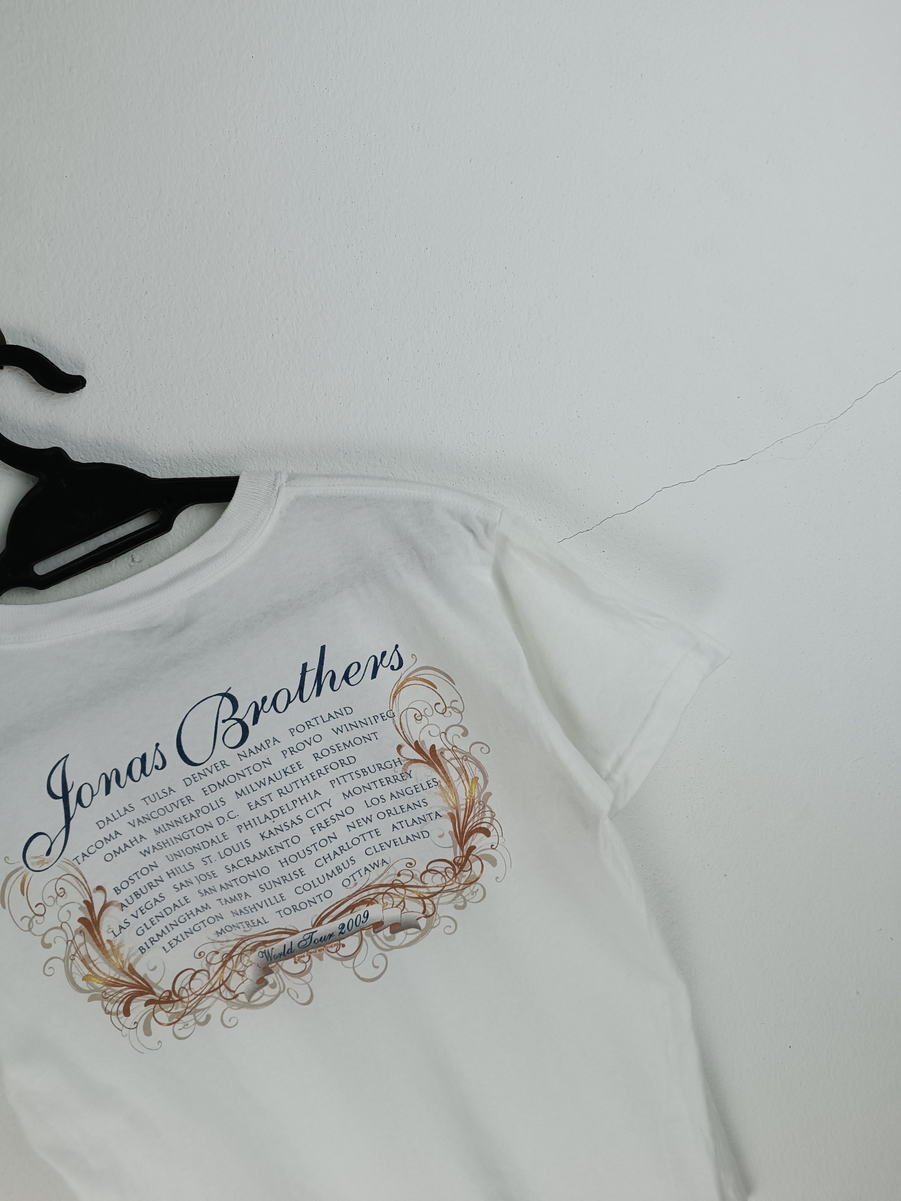 Band Tees VINTAGE '09 JONAS BROTHERS TOUR TEE dnce lovato styles Size US XS / EU 42 / 0 - 14 Thumbnail