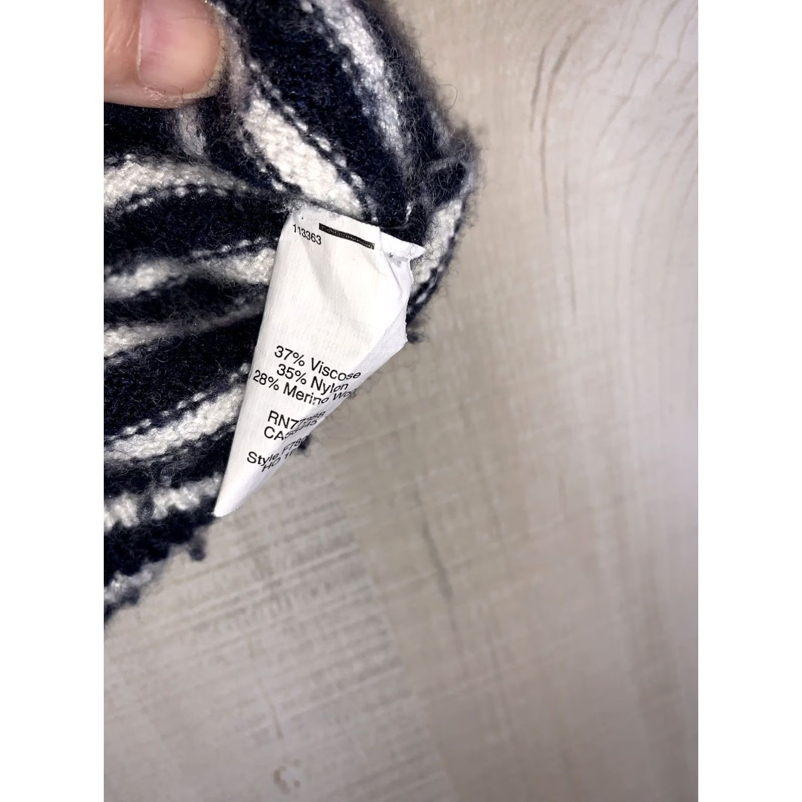 J.Crew J.CREW Womens Size Small Snowflake Design Knit Wool Cropped Sweater Size S-6582 Pullover Slim Winter Fall Wool, Nyol, Acrylic Size S / US 4 / IT 40 - 6 Thumbnail