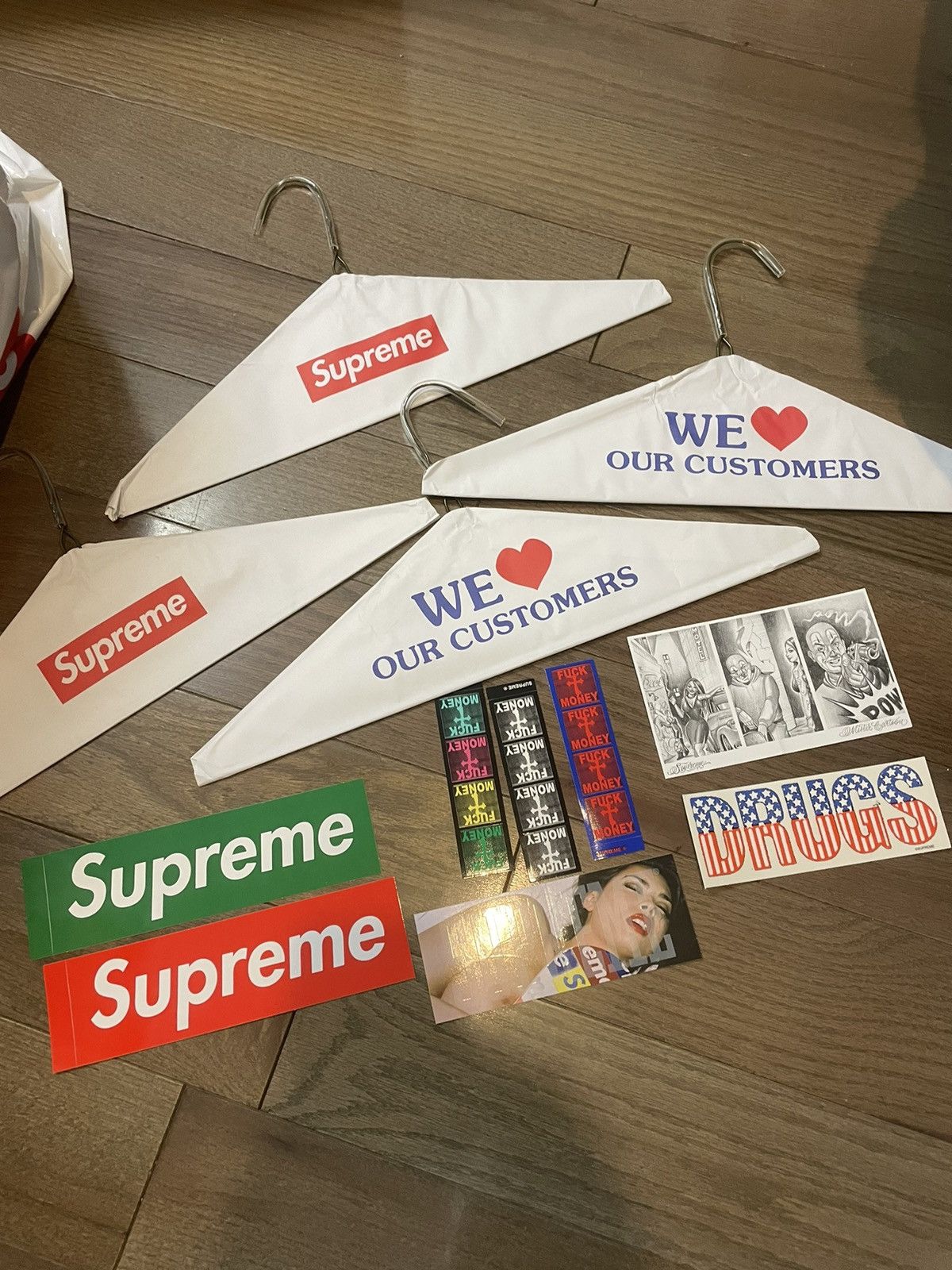 Supreme supreme fw24 free gift hangers with stickers set Size ONE SIZE - 2 Thumbnail