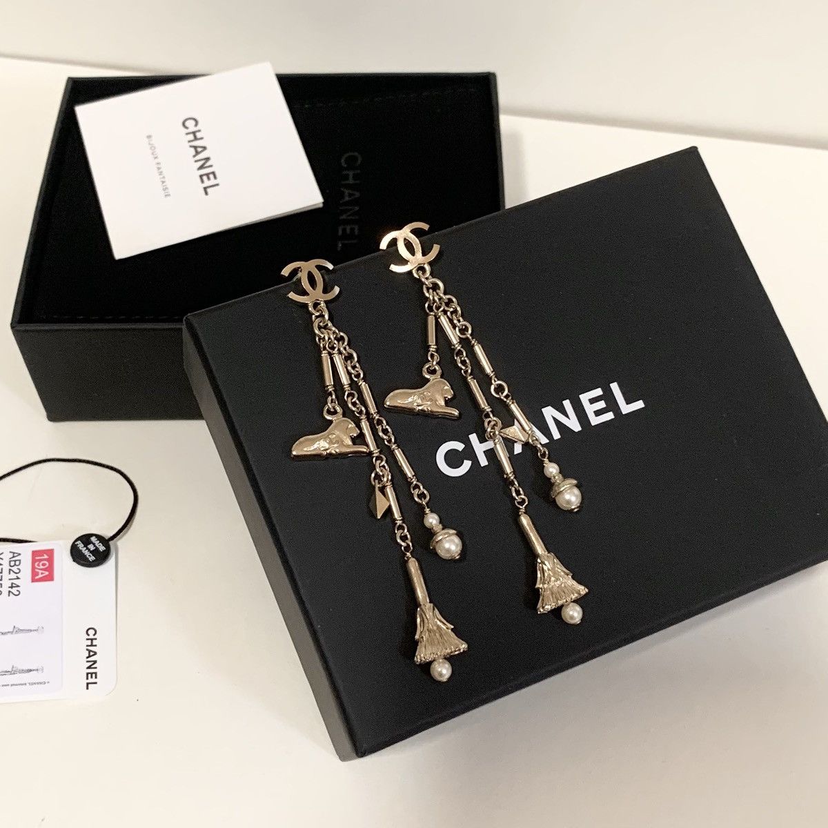Chanel Chanel gold king dangly Pearl charm earrings Size ONE SIZE - 16 Thumbnail