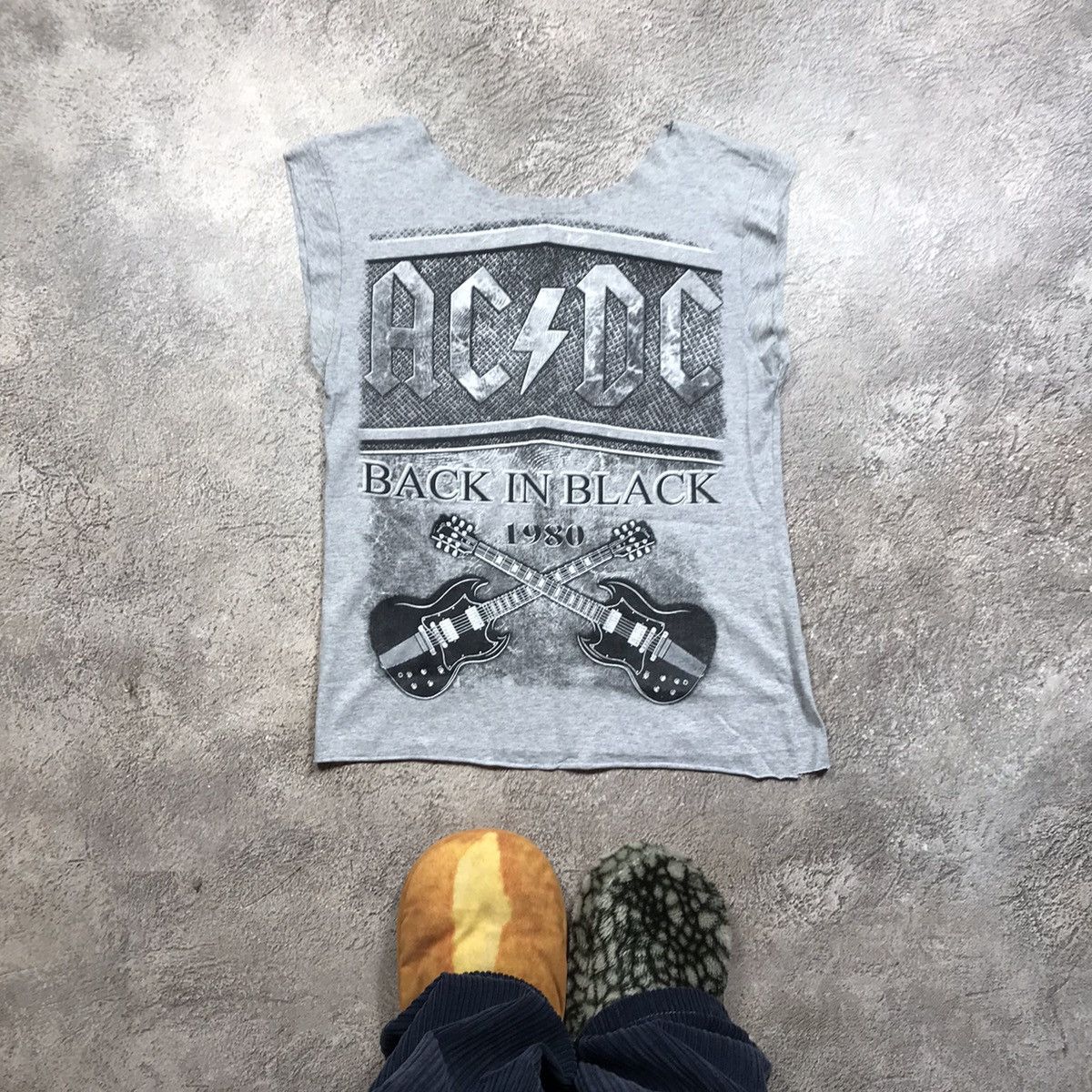 Vintage Vintage AC/DC Back in Black Band Tee Sun Faded Grunge Logo S Size US S / EU 44-46 / 1 - 1 Thumbnail