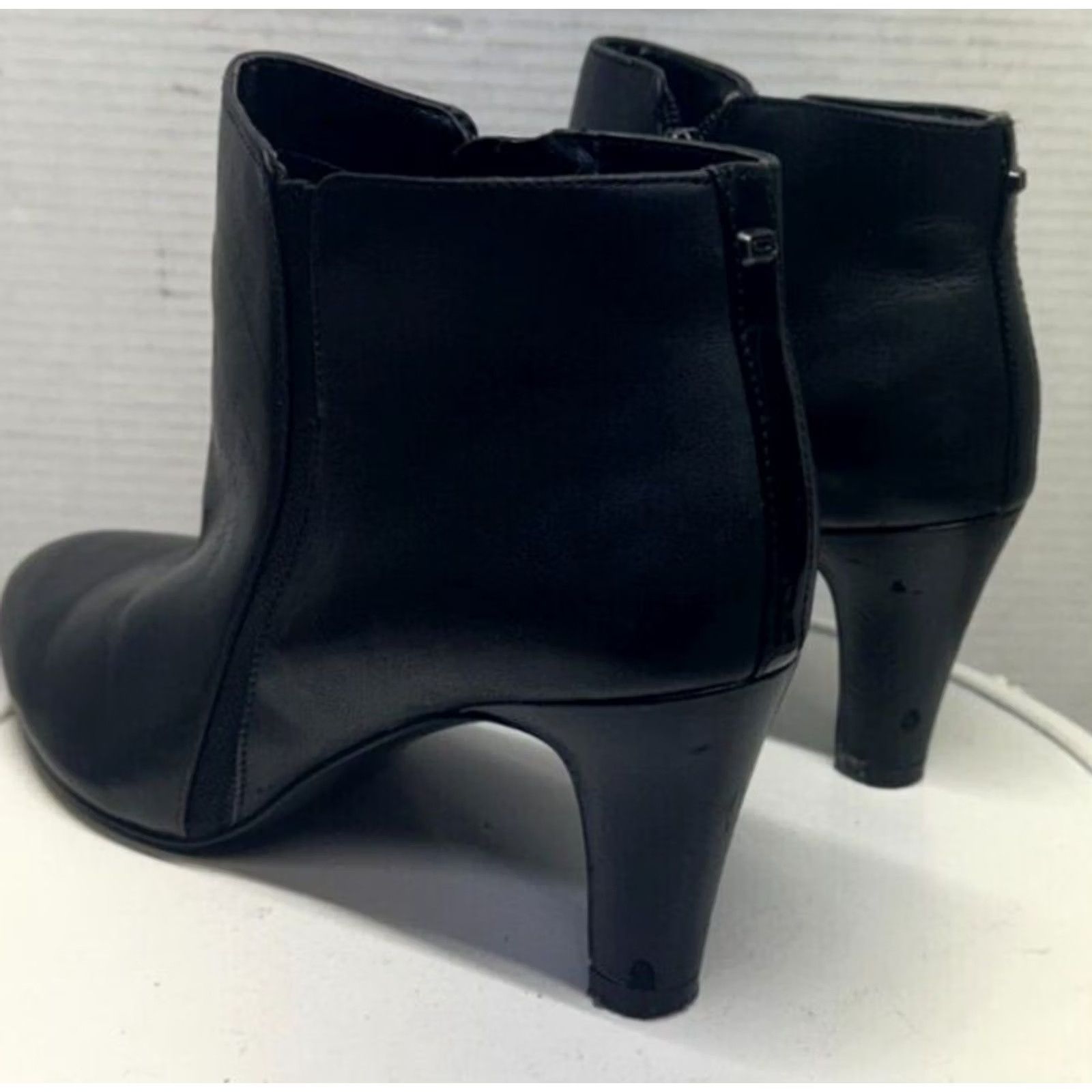 Vintage Bandolino Wincer Womens 7M 38 black leather ankle boots Booties Zip Sides heels Size US 7 / IT 37 - 5 Thumbnail