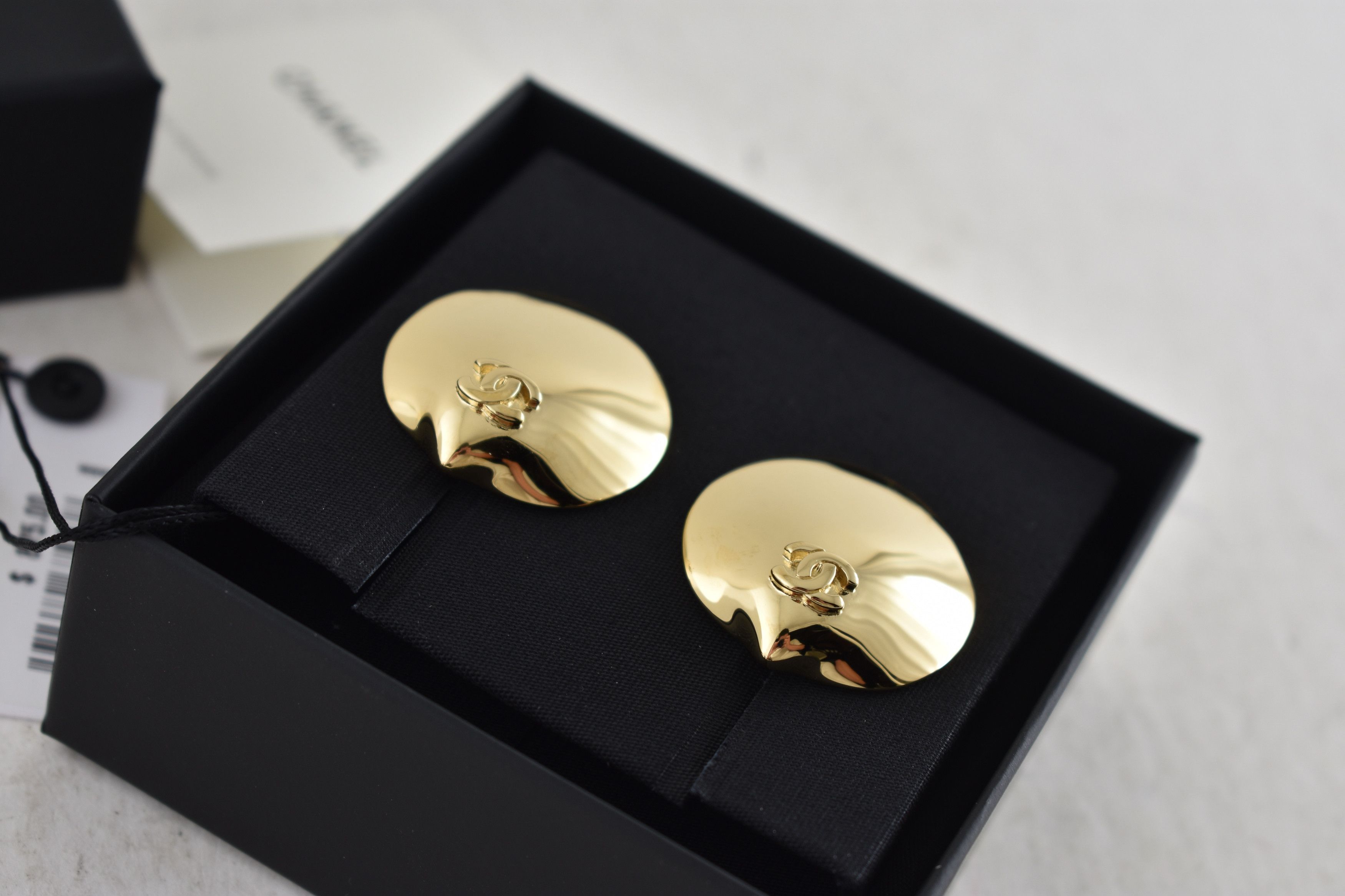 Chanel 26M Coco Beach Shell Seashell CC Logo Dangle Drop Earrings Size ONE SIZE - 7 Thumbnail