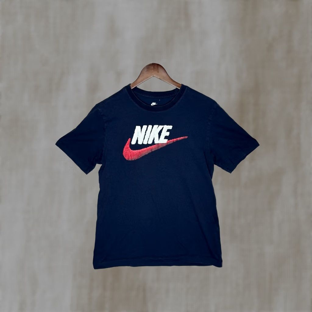 Nike Nike Men T-Shirt Short Sleeve The Nike Tee Size S Blue Graphic Print Logo Crew Neck Dri-Fit Cotton Blend Jersey Vintage No Size US S / EU 44-46 / 1 - 1 Thumbnail