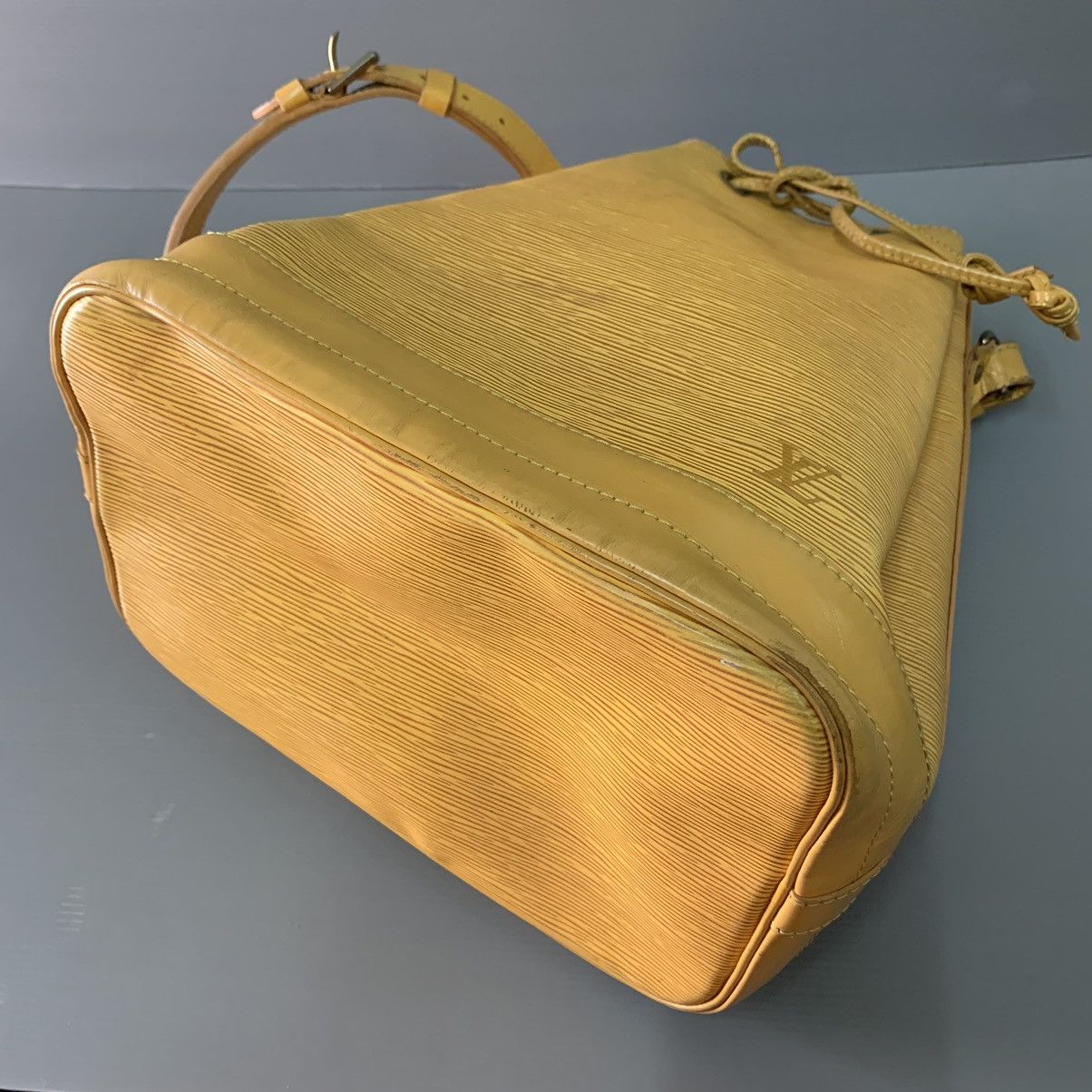 Louis Vuitton Louis Vuitton Epi Leather Bucket Gm Size ONE SIZE - 4 Thumbnail