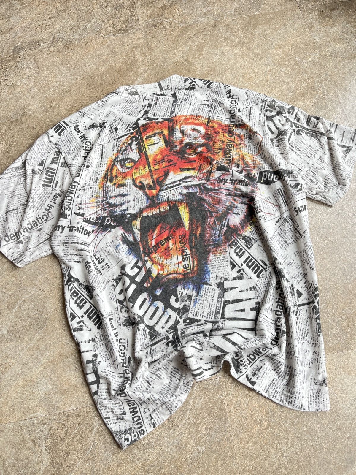 Supreme Supreme Newspaper tiger top S Size US S / EU 44-46 / 1 - 2 Thumbnail