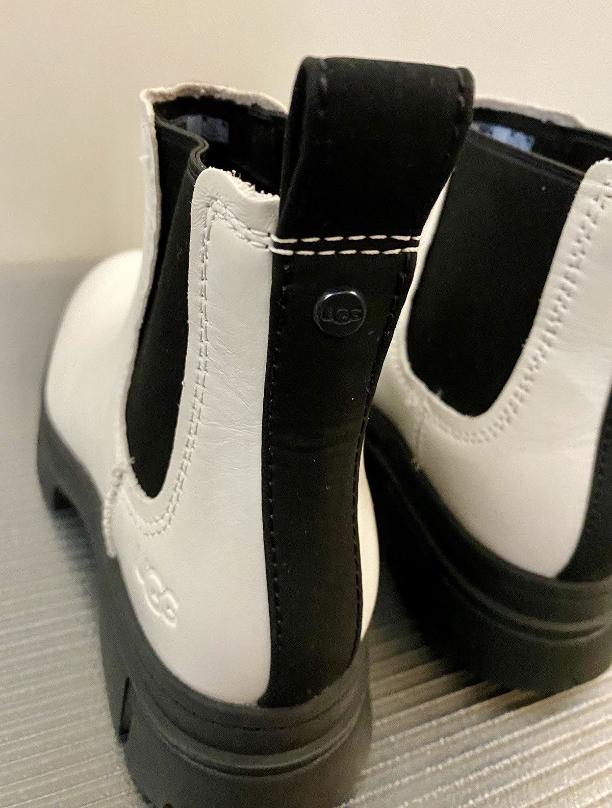 Ugg Ugg Ashton Chelsea white waterproof lug sole boots 9 NWOB Size US 9 / IT 39 - 8 Thumbnail