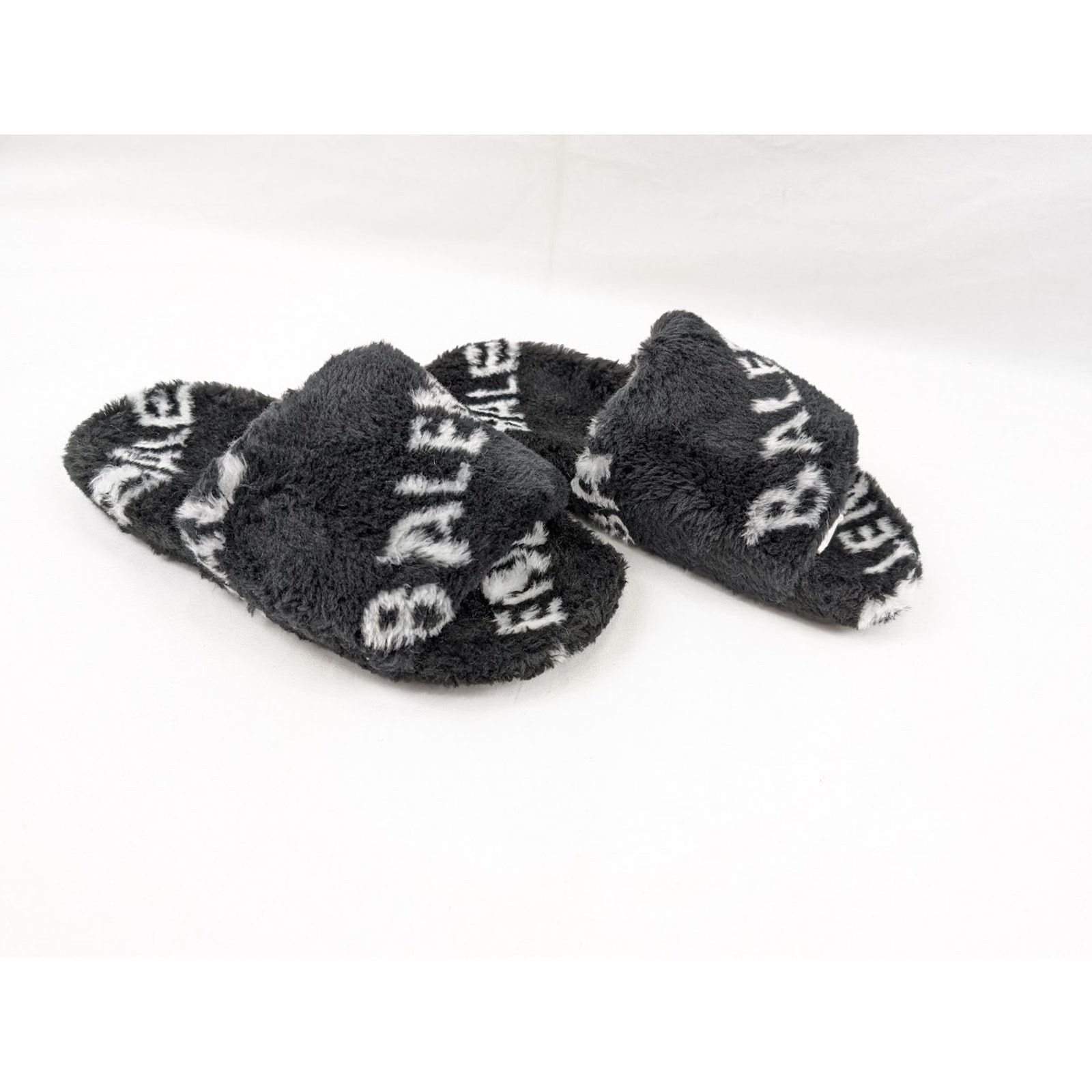 Balenciaga o1rshd1 Q:3 / Allover Logo Furry Slide in Black/White 42 Size US 9 / EU 42 - 12 Thumbnail