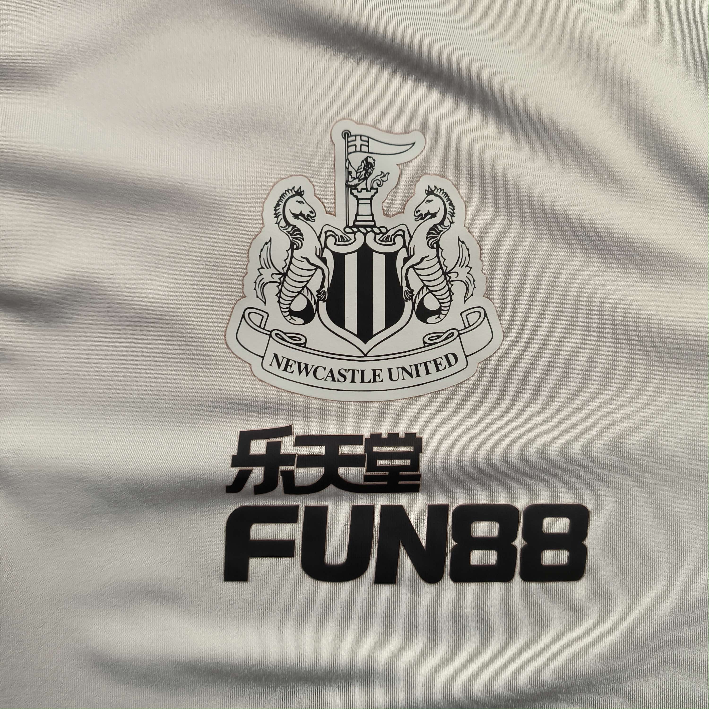 Castore Newcastle United 22-23 Castore training football jersey 3XL Size US XXL / EU 58 / 5 - 3 Thumbnail