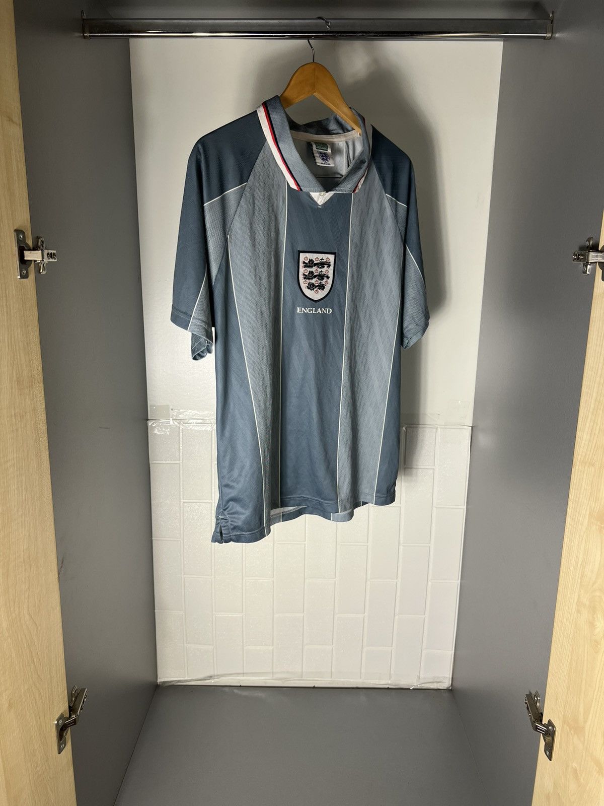 Vintage VERY RARE UMBRO ENGLAND RETRO SOCCER JERSEY MANCHESTER 90s Y2K Size US L / EU 52-54 / 3 - 4 Thumbnail