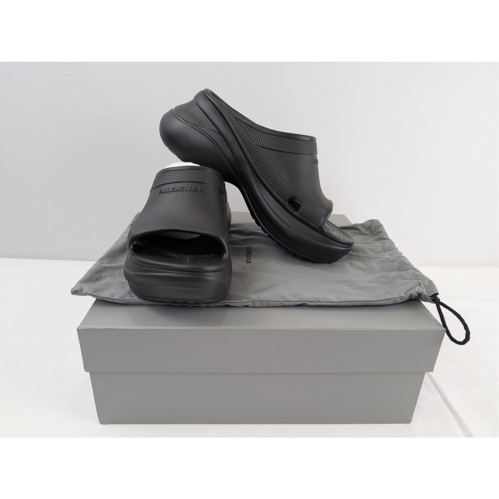 Balenciaga o1rshd1 Q:2 / Crocs Pool Rubber Slide Slipper in Black Size US 11 / EU 44 - 18 Thumbnail