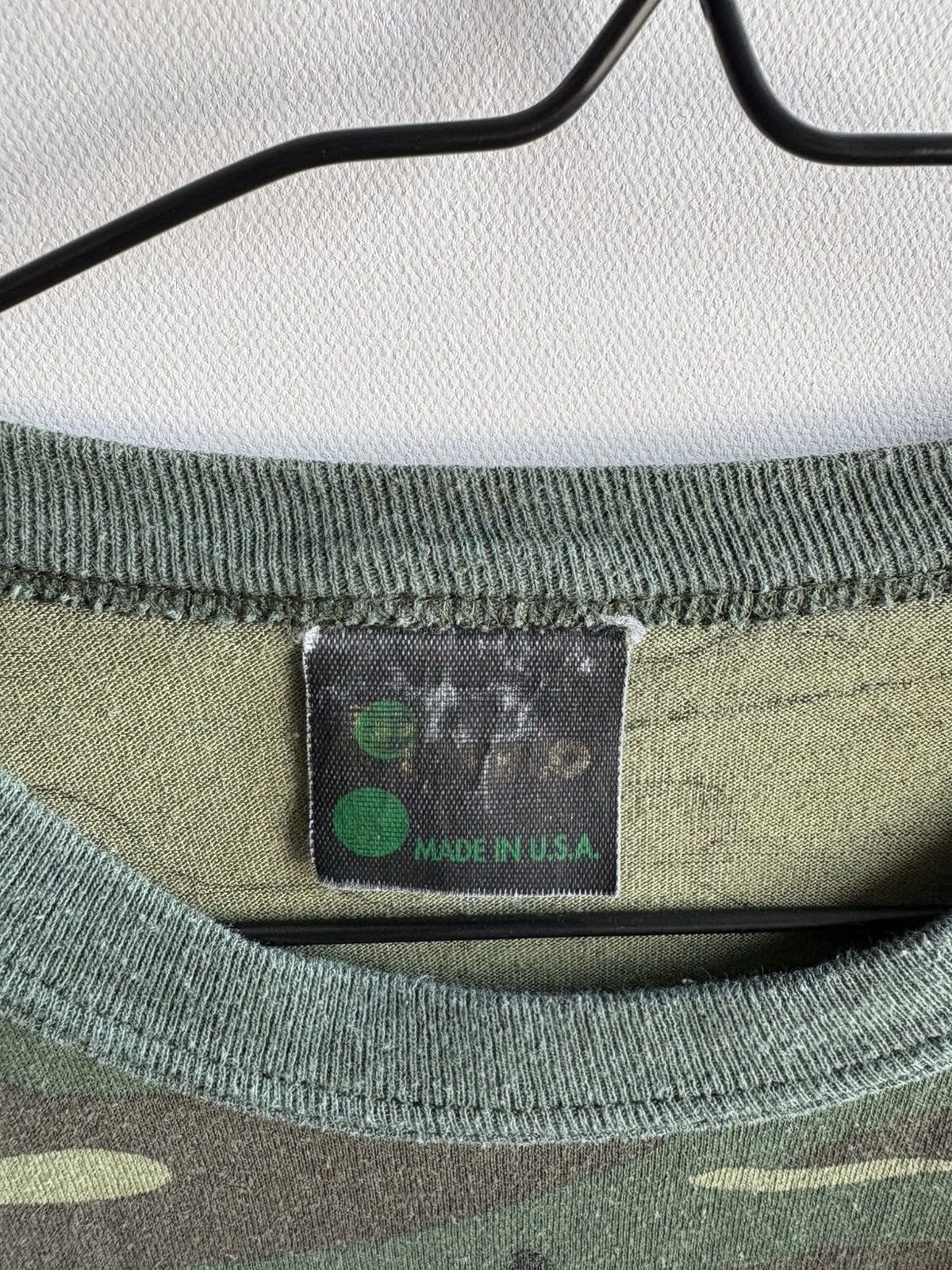 Vintage Vintage Streetwear 90s Faded Camo Gun Store T-shirt Size US L / EU 52-54 / 3 - 9 Thumbnail