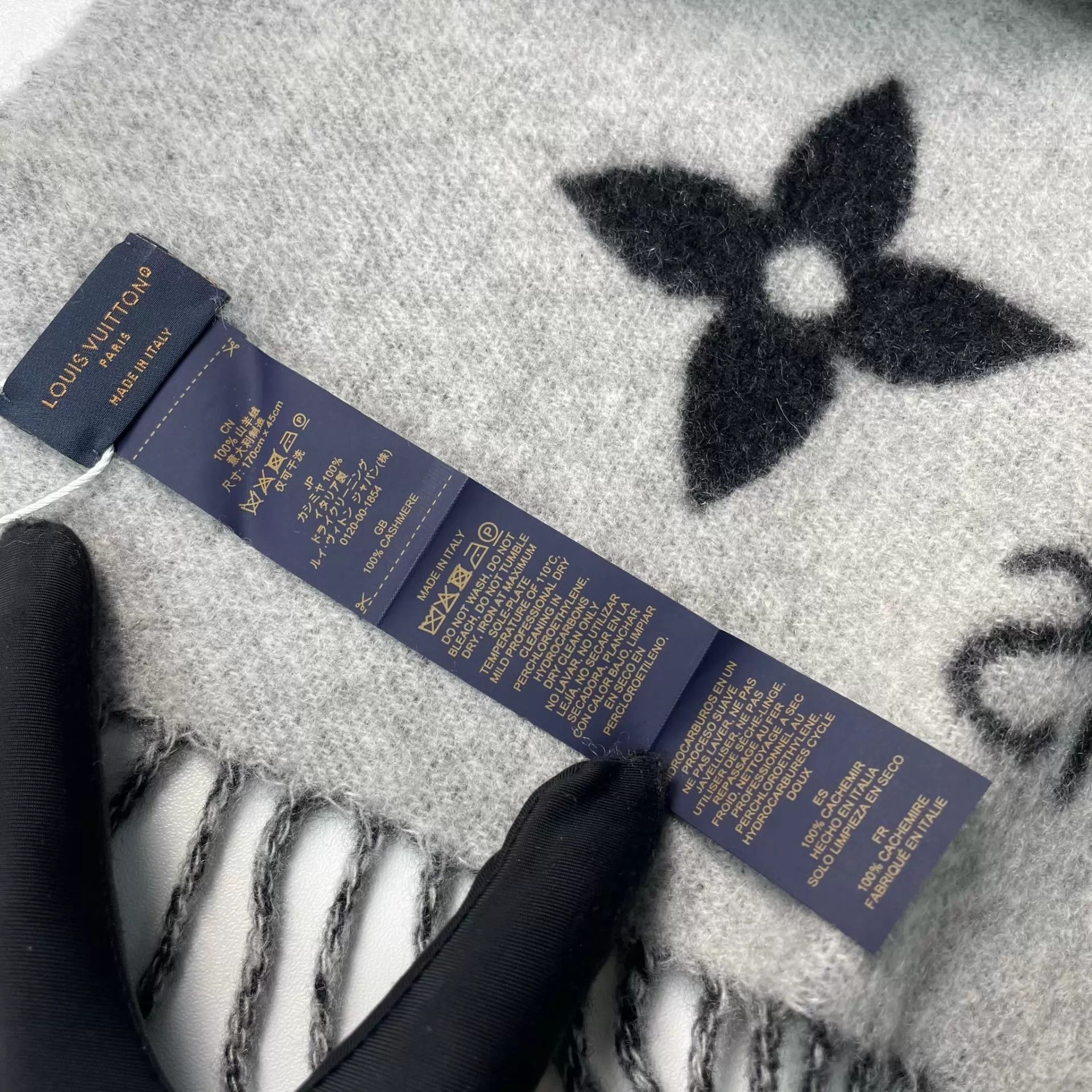 Louis Vuitton LV Cashmere Big Logo Scarf Black/White/Grey Size ONE SIZE - 7 Thumbnail