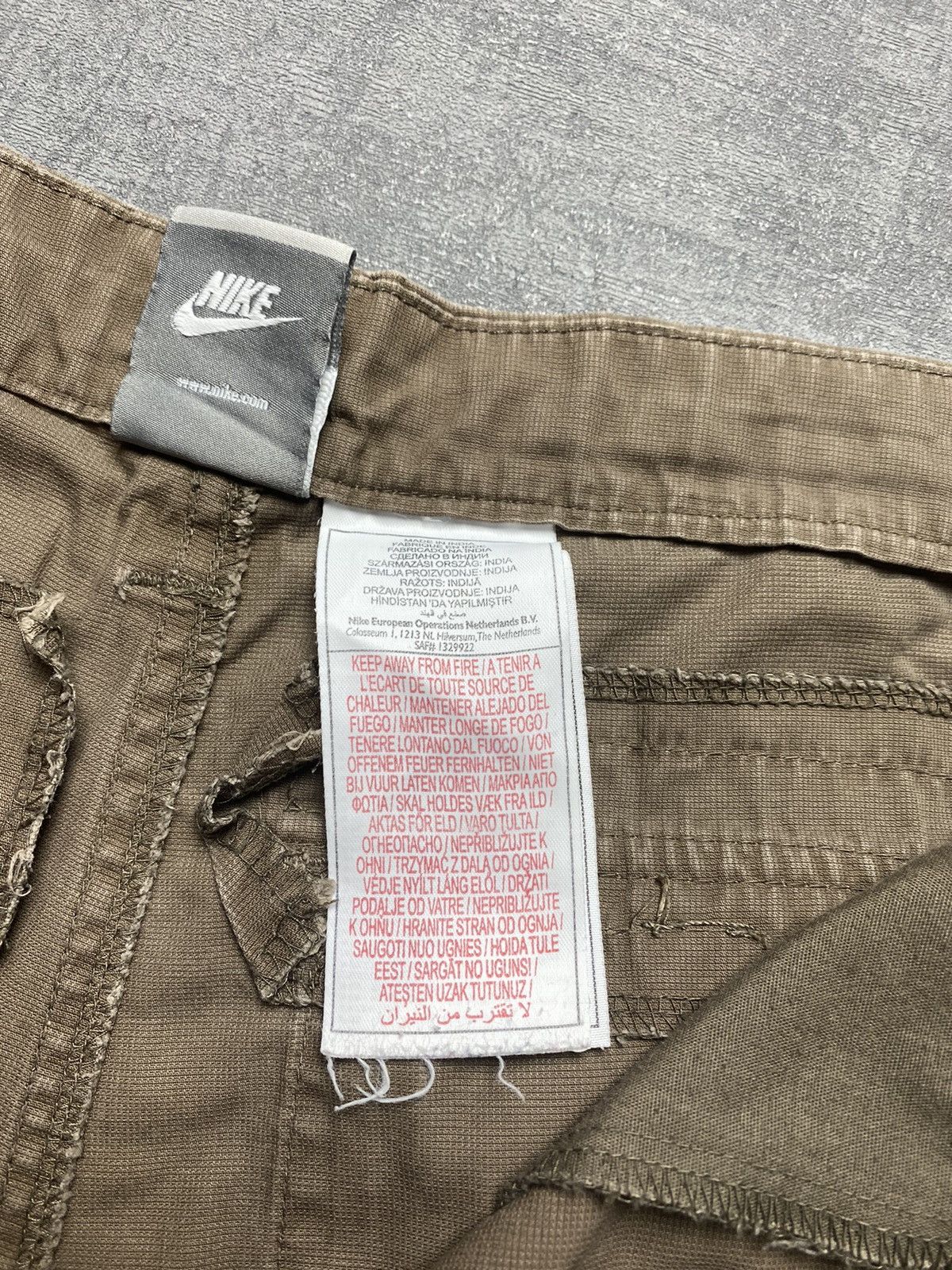 Vintage Vintage Nike Cargo Shorts Mens L Swoosh Y2K Size US 34 / EU 50 - 11 Thumbnail