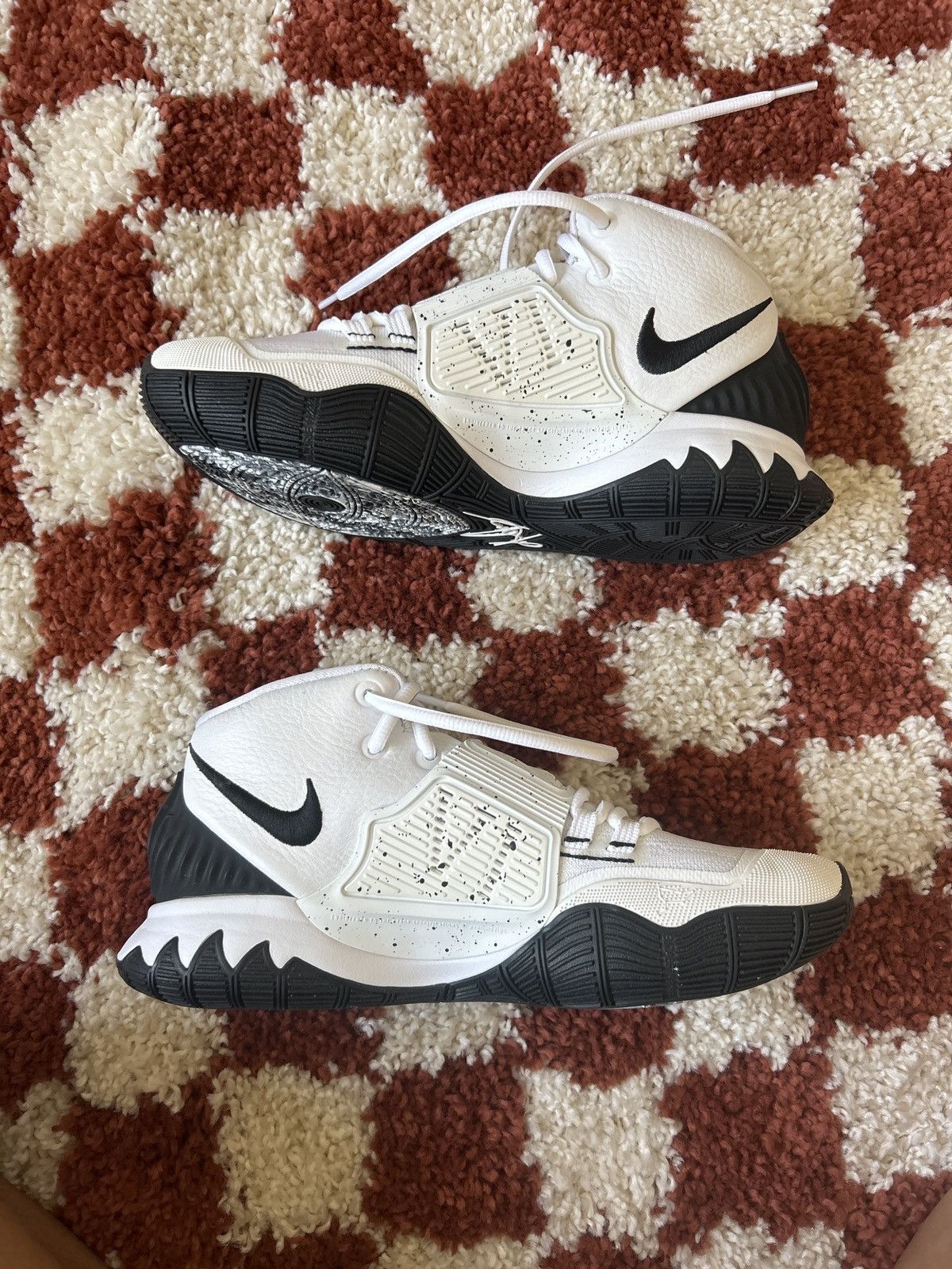 Nike Kyrie Oreo Size US 6.5 / EU 39-40 - 7 Thumbnail