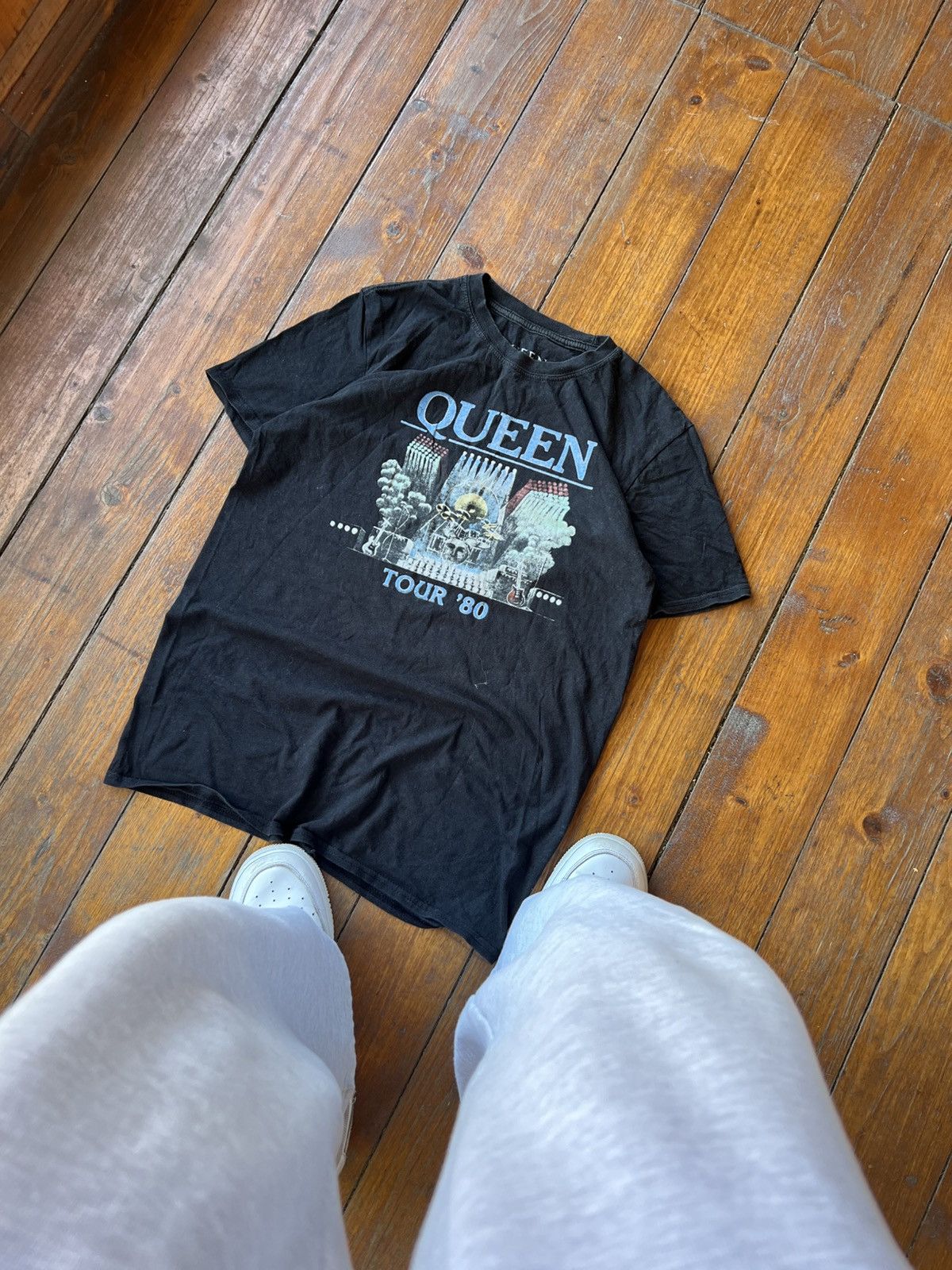 Band Tees 2016/2017 VINTAGE THE QUEEN 80’S TOUR BAND LOGO GRAPHIC TEE Size US S / EU 44-46 / 1 - 1 Thumbnail