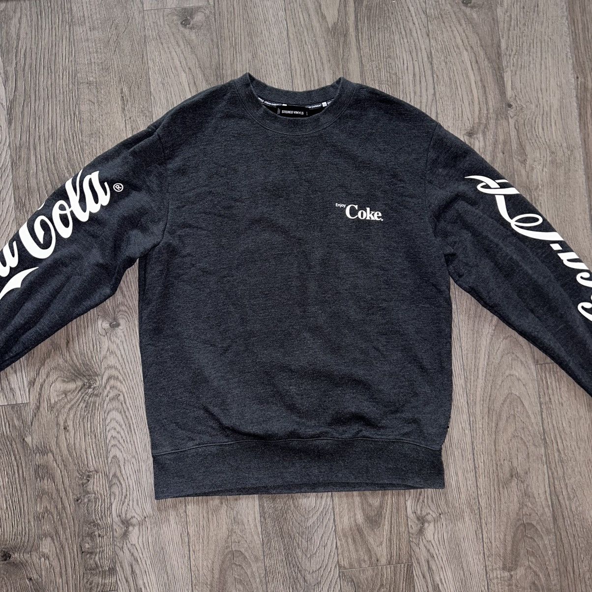 Coca Cola Stereo Vinyls x Coca-Cola Grey Logo Crewneck Size L Size US L / EU 52-54 / 3 - 14 Thumbnail