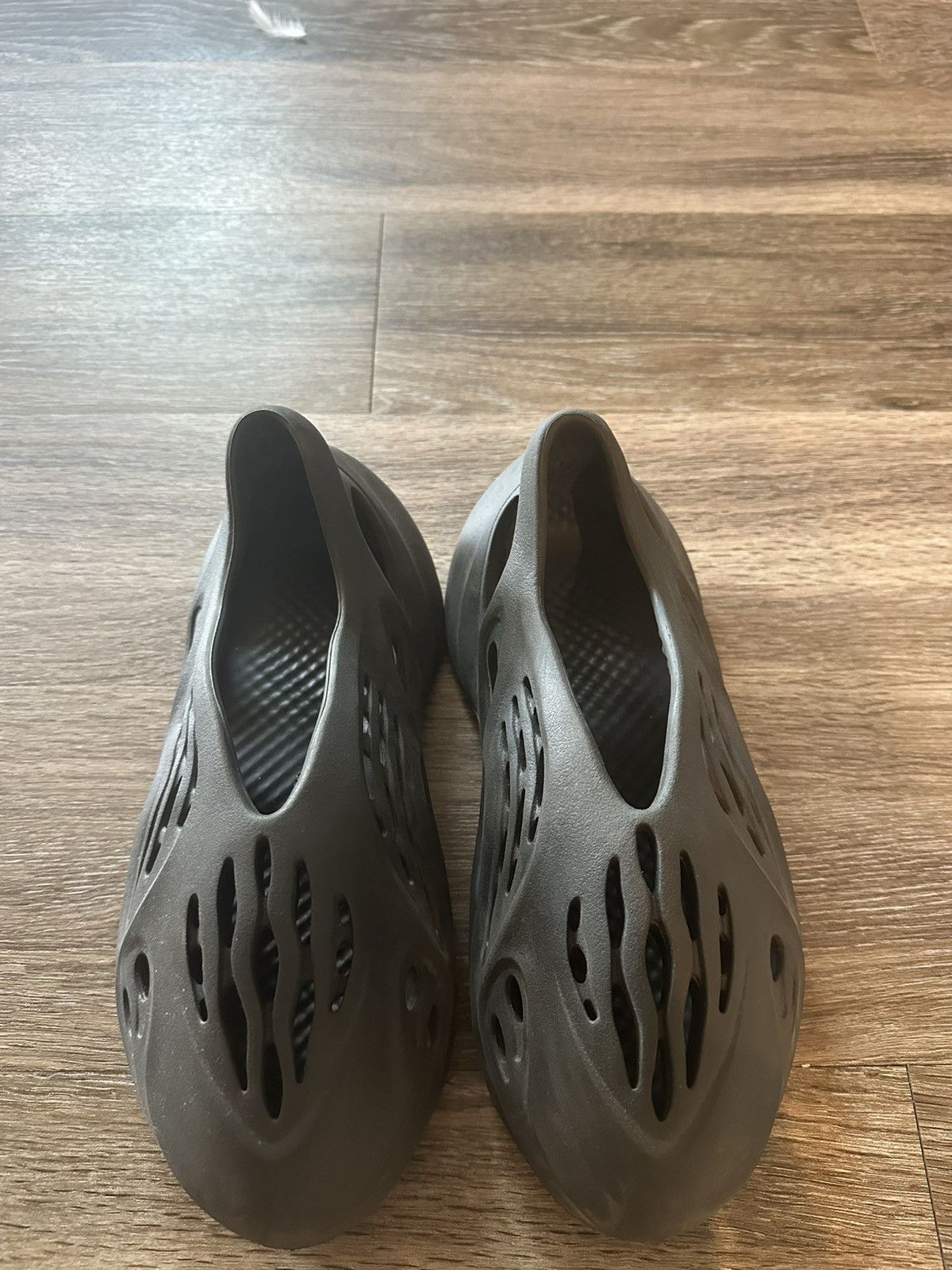 Adidas × Yeezy Adidas Yeezy Foam Carbon Size US 8 / EU 41 - 2 Thumbnail