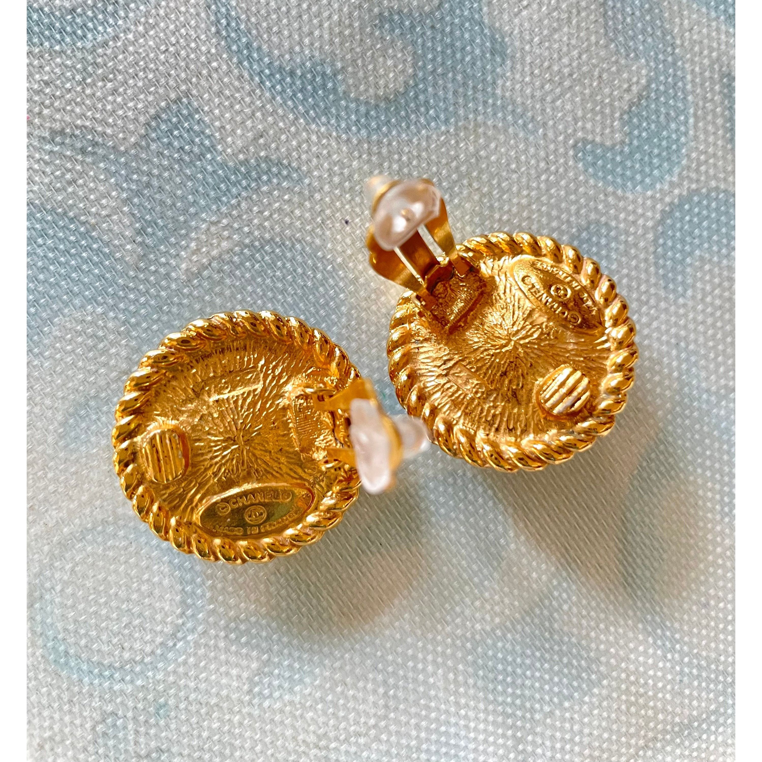 Chanel Vintage CHANEL golden earrings with pearl and CC motif. Size ONE SIZE - 5 Thumbnail