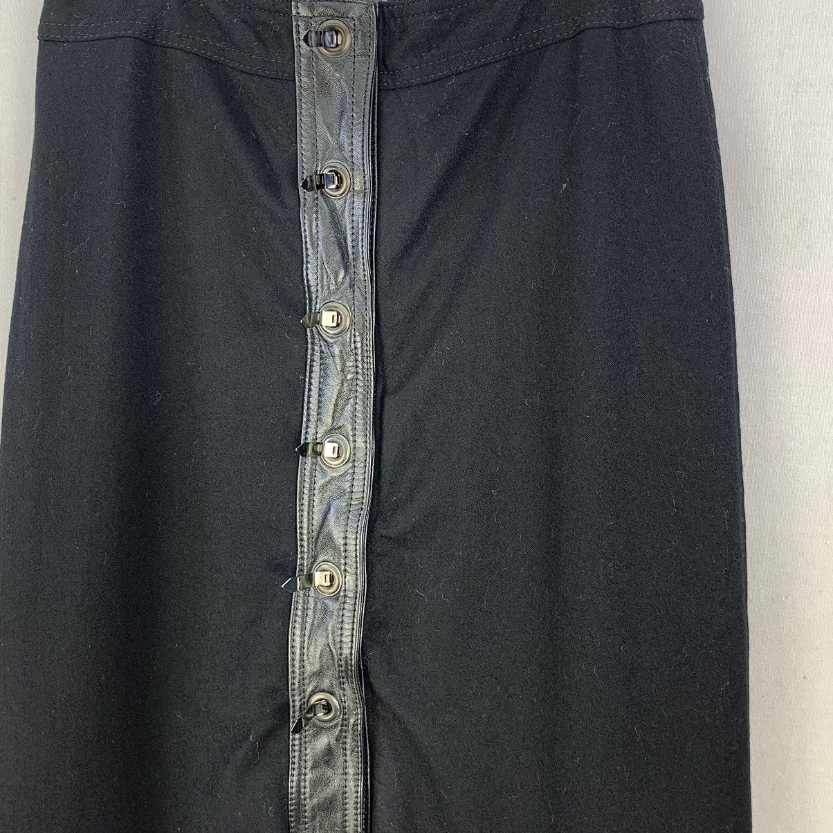 Michael Kors Michael Kors Vintage Black Midi Skirt Front Buckle Strap Size 28" / US 6 / IT 42 - 5 Thumbnail
