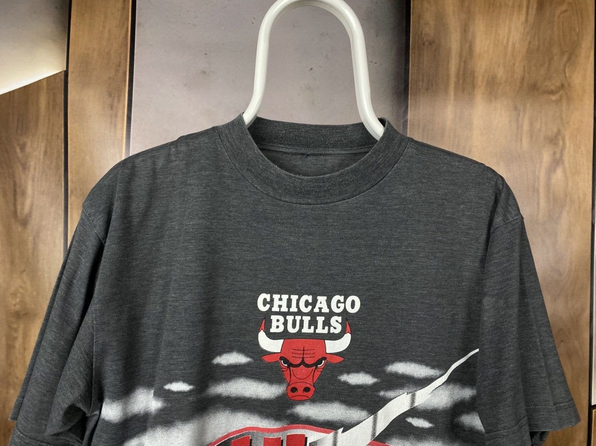 NBA 🐂Vintage 90s T-Shirt Spalding Chicago Bulls NBA VTG Tee🐂 Size US M / EU 48-50 / 2 - 4 Thumbnail