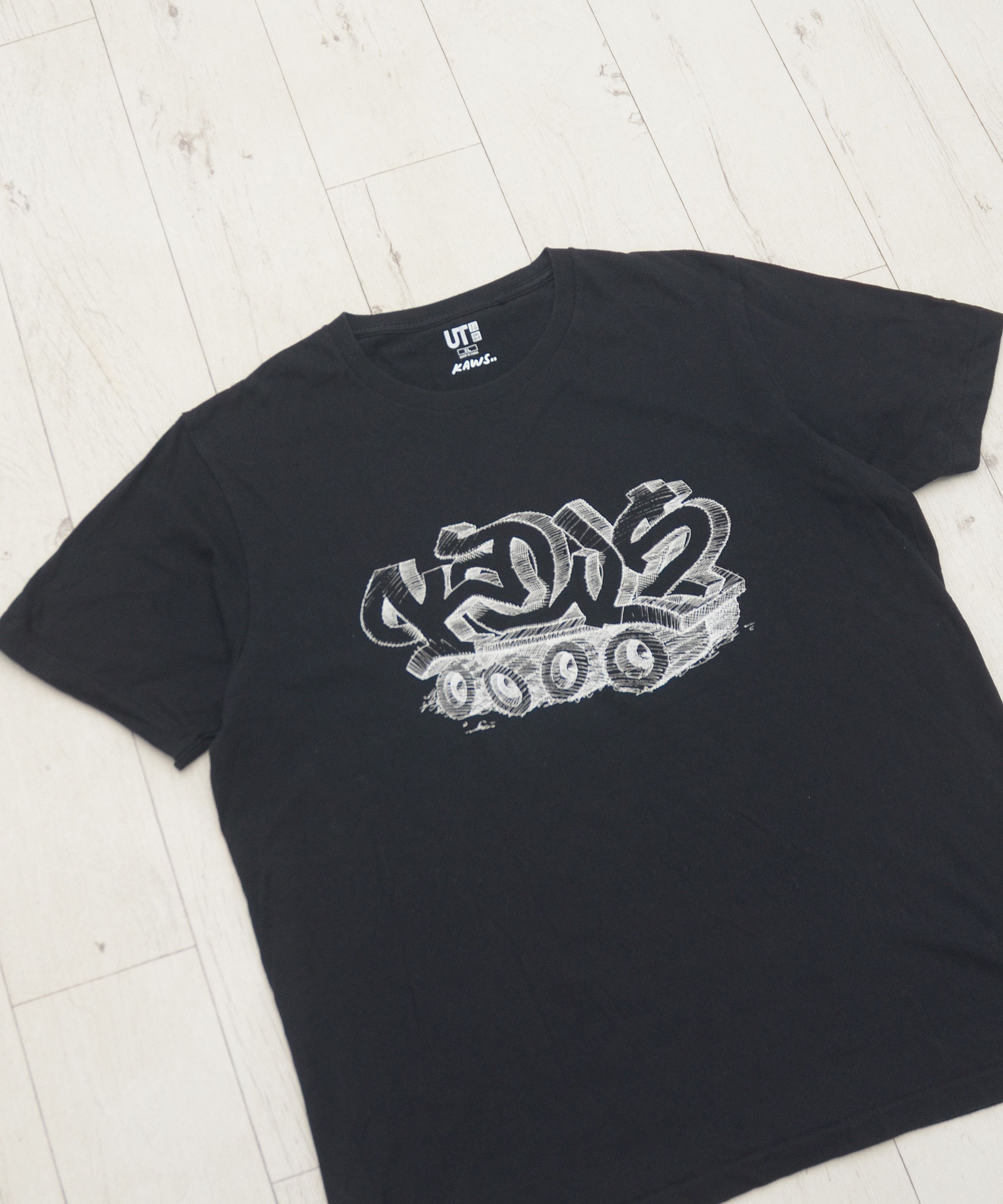 Kaws × Uniqlo Kaws x Uniqlo UT Graffiti Tank Black T-Shirt L size Size US XL / EU 56 / 4 - 3 Thumbnail