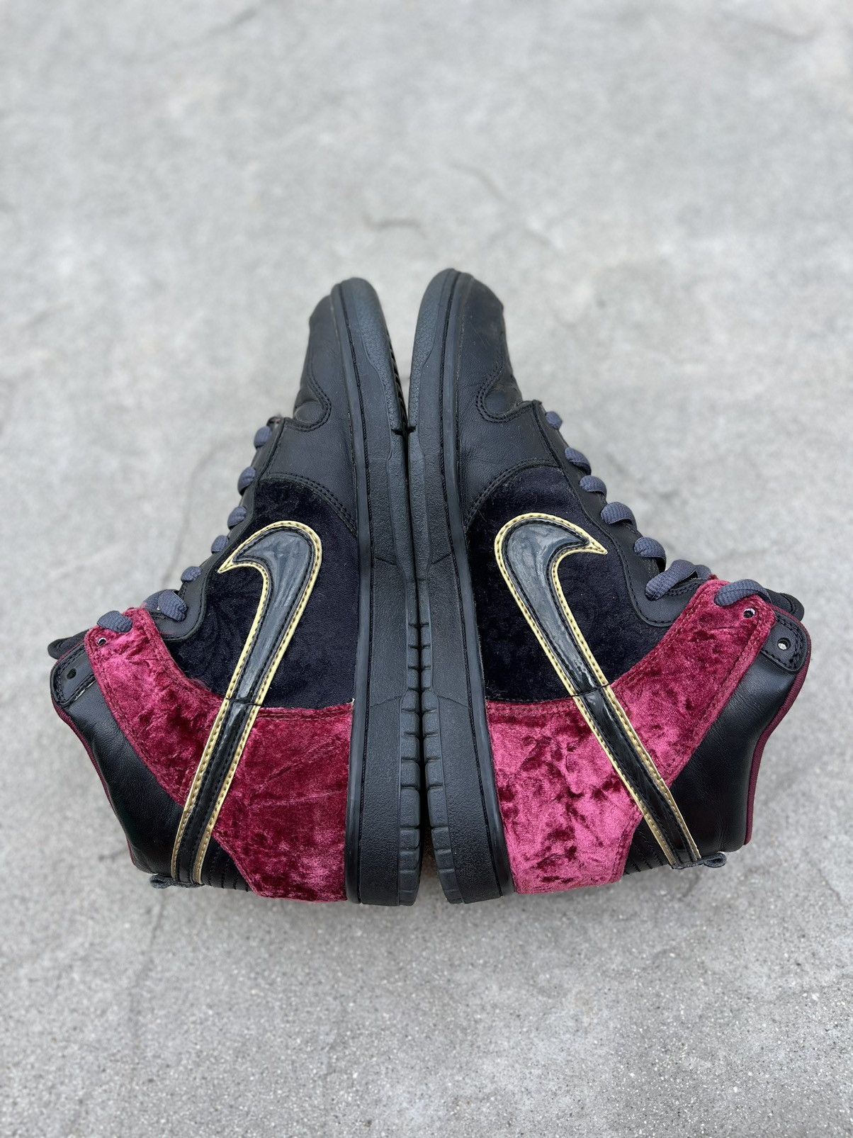 NIKE SB DUNK HIGH BLOODY SUNDAY