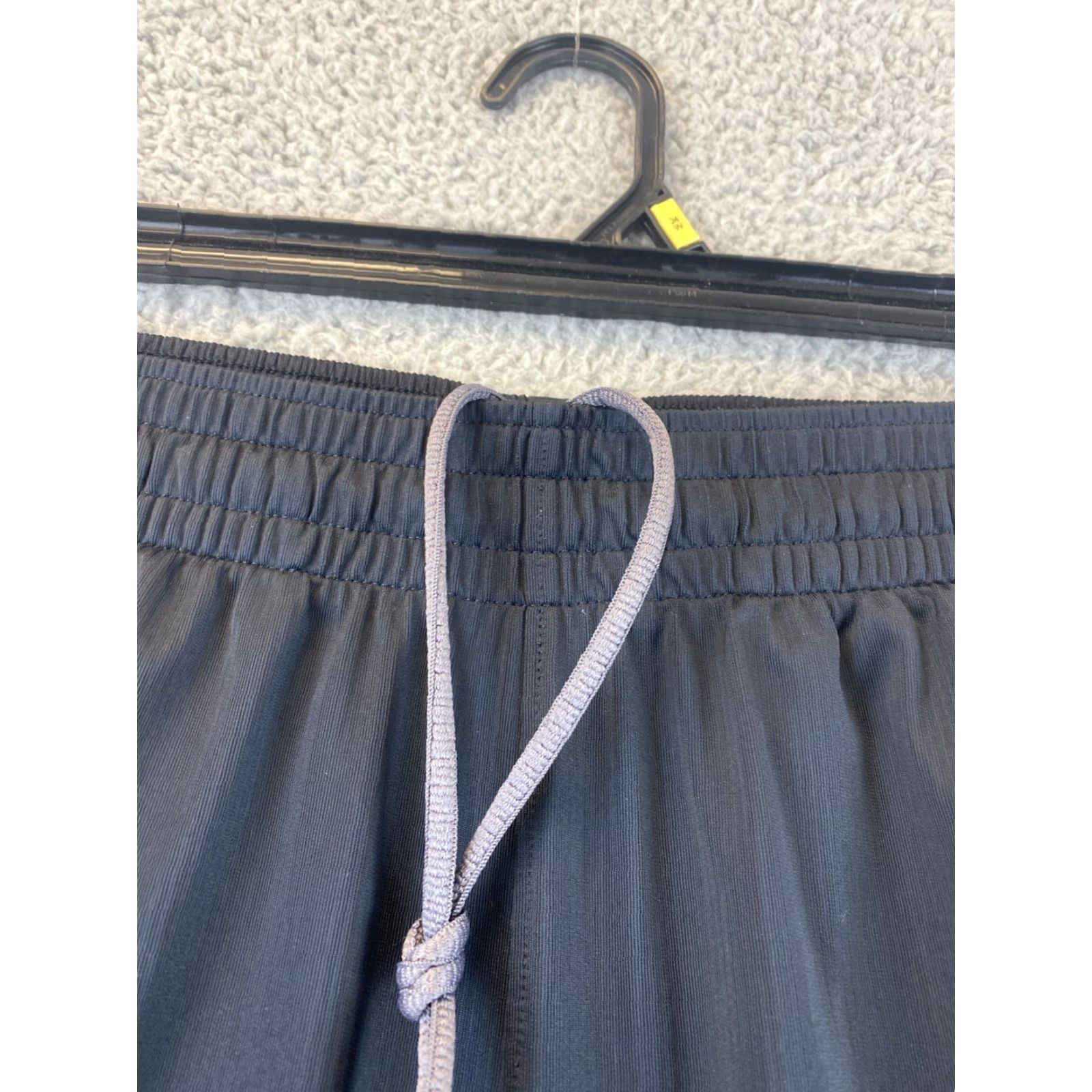 Under Armour Under Armour Men Loose Fit Dark Gray Shorts Size M Workout Basketball /62-5 Size US 31 - 3 Thumbnail
