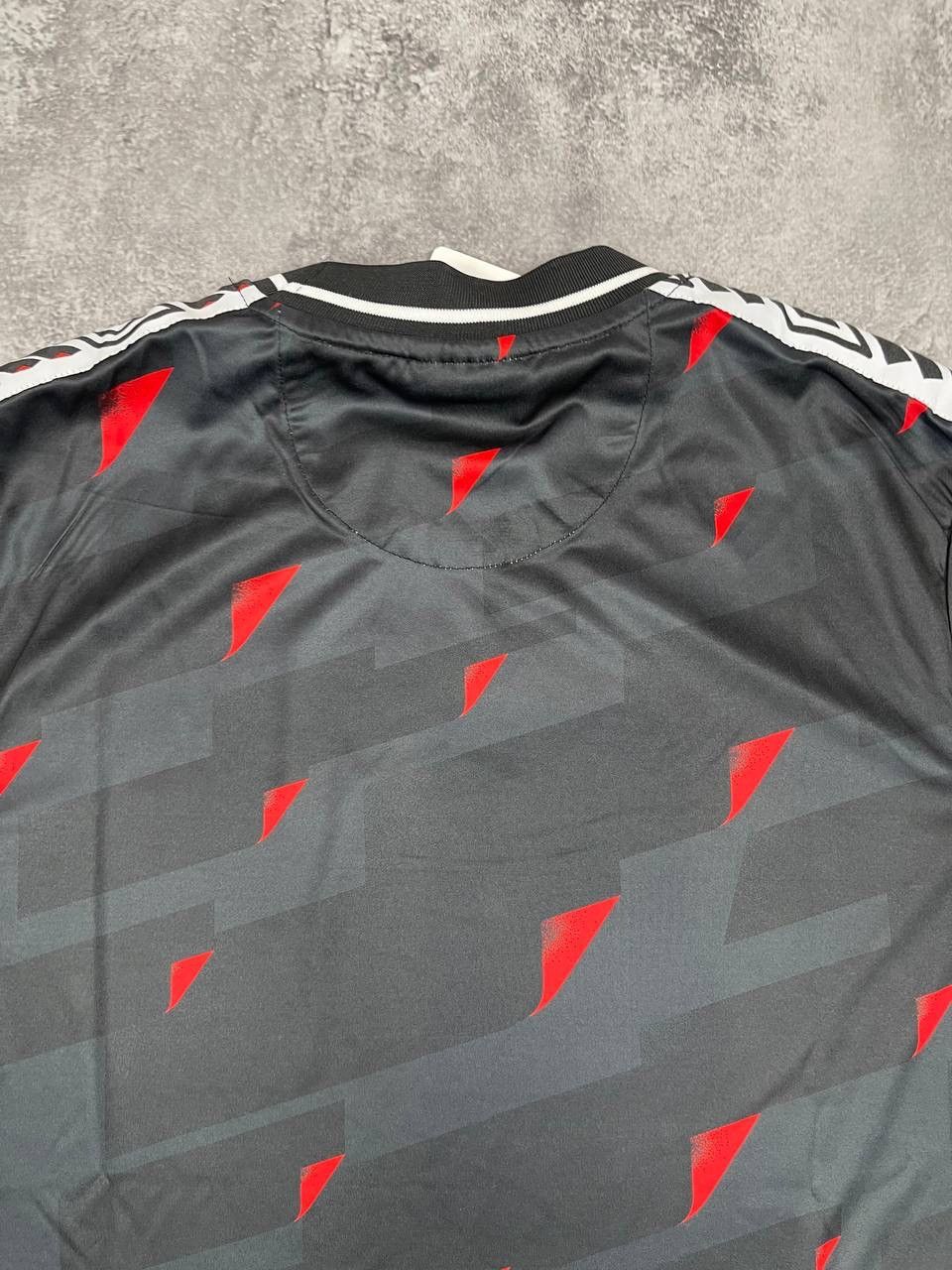 Umbro Umbro NWT Men Polyester Football Jersey Black Red Size M Size US M / EU 48-50 / 2 - 8 Thumbnail