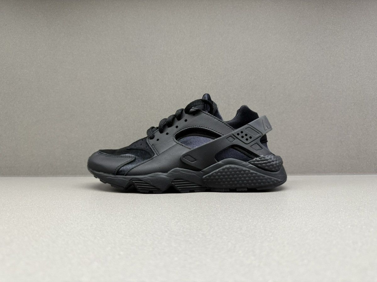 Nike Nike Air Huarache Triple Black 2021 Size US 5 / EU 37 - 5 Thumbnail