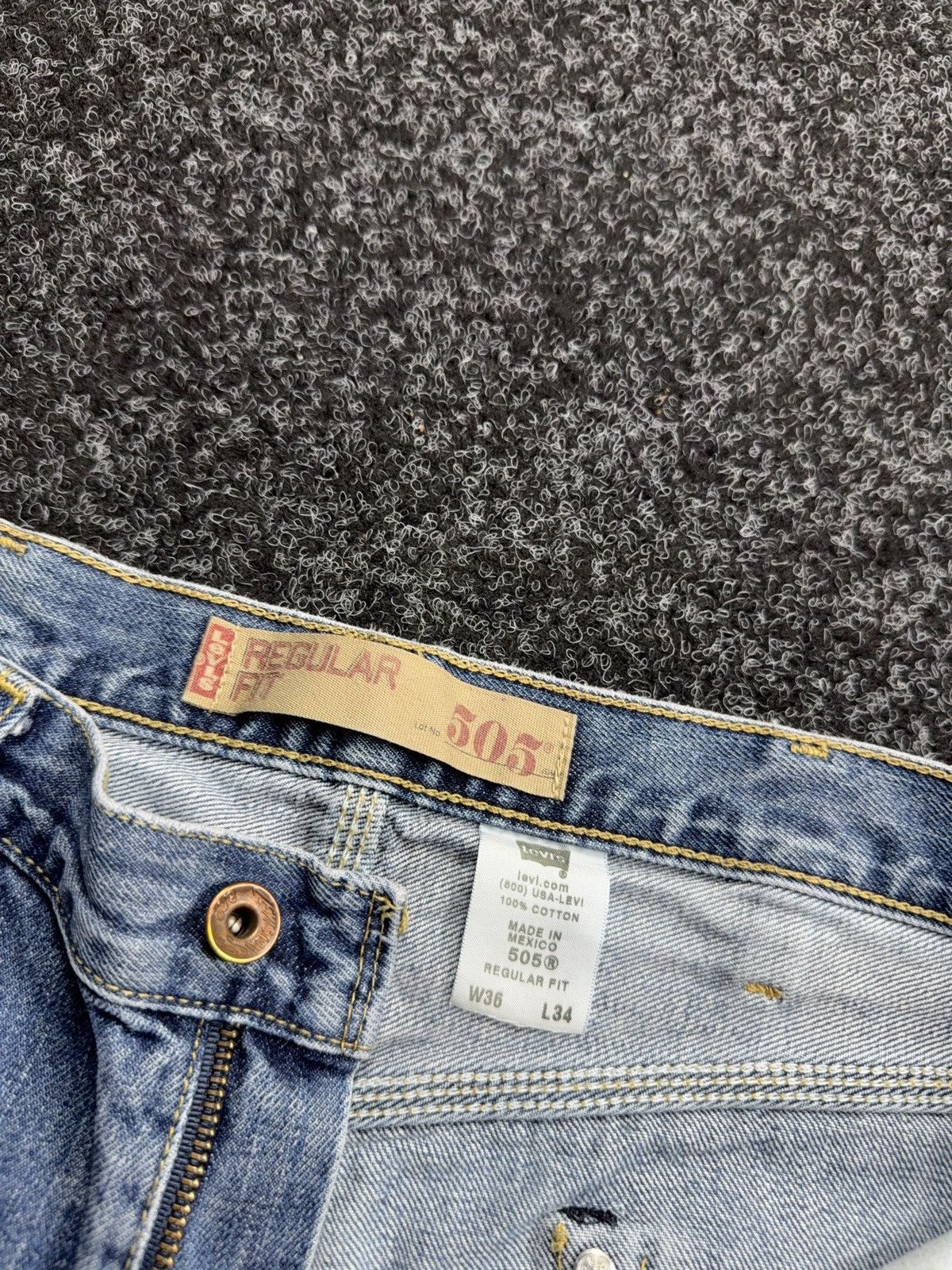 Levi's Retro 00s Levi’s 505 USA Regular Fit Light Wash Denim Jeans Size US 36 / EU 52 - 12 Thumbnail
