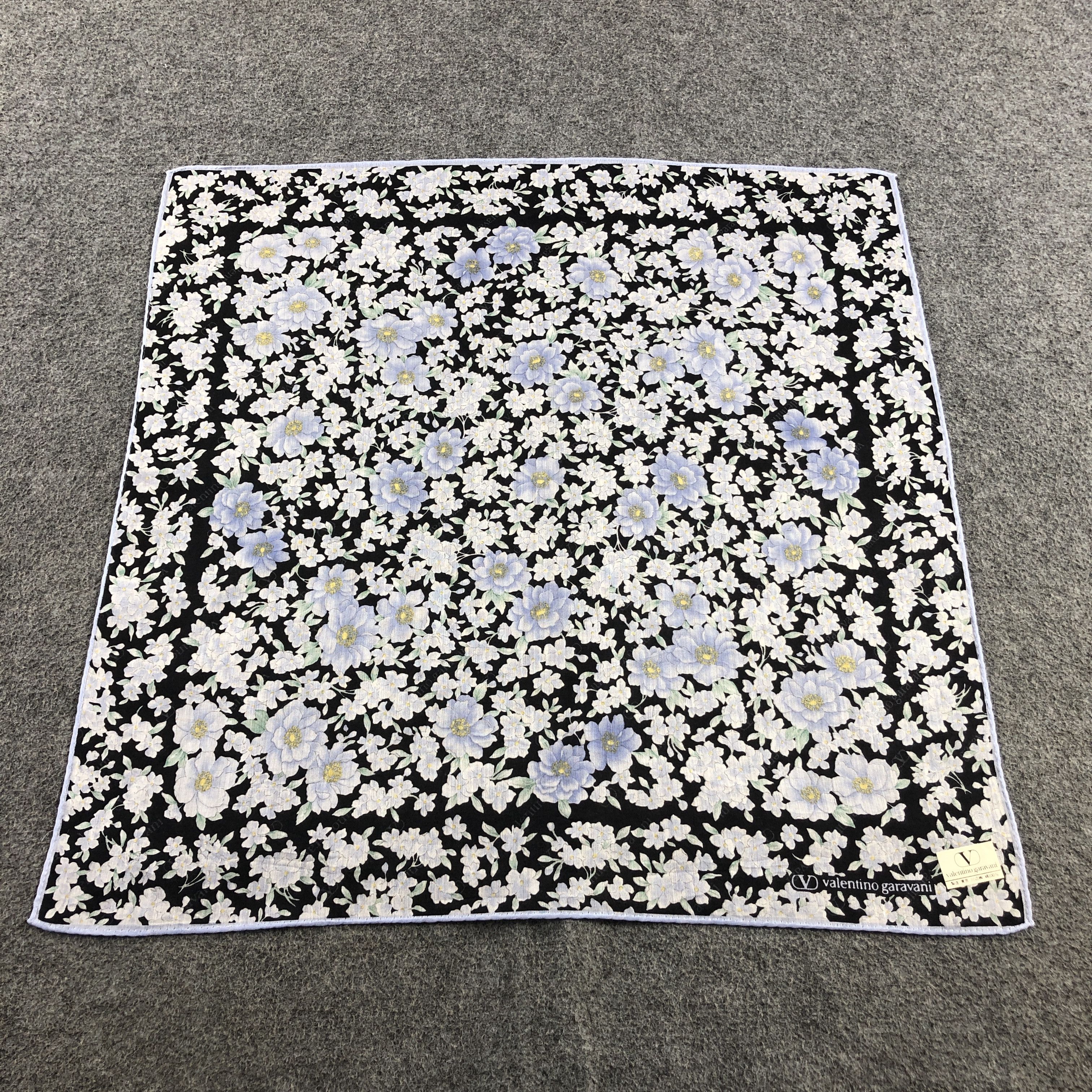 Vintage ValenTINO GarAVANI Handkerchief Neckerchief Bandana H2683 Size ONE SIZE - 2 Thumbnail