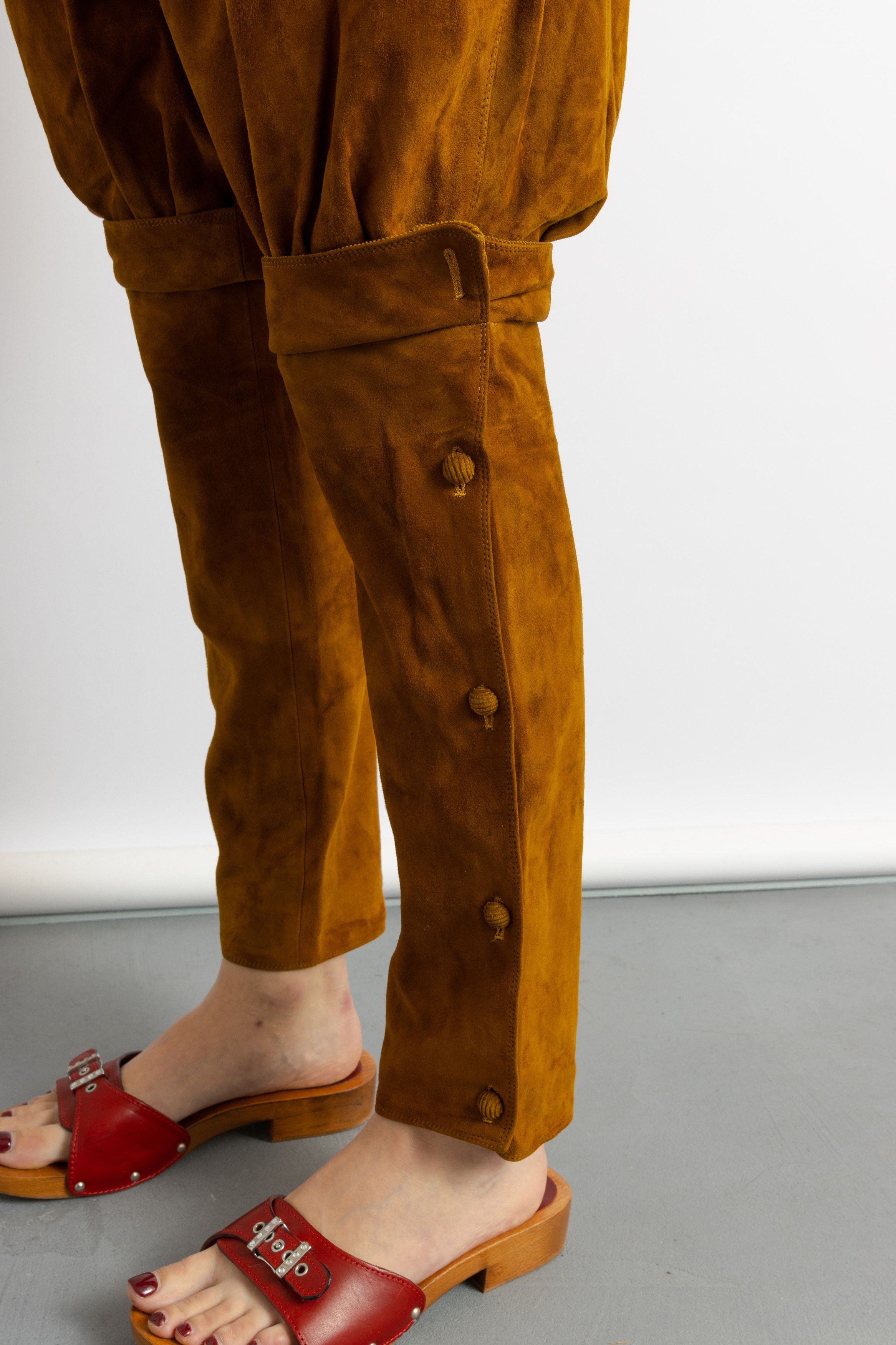 Versace Gianni Versace High-waisted Suede Brown Balloon Pants 5914 Size 25" / US 0 / IT 36 - 7 Thumbnail