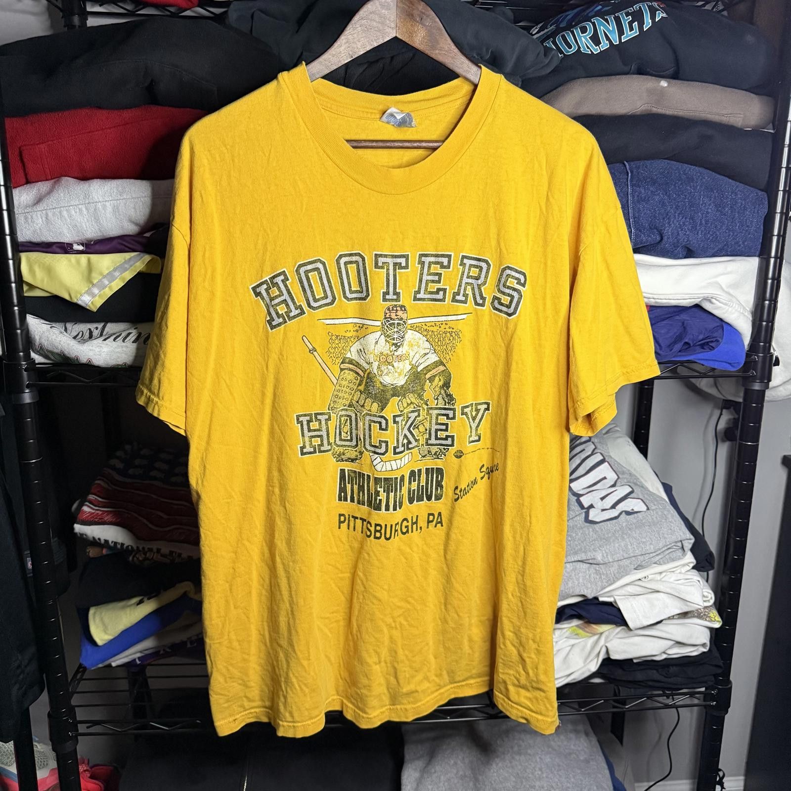 Hanes 1995 Hooters Hockey Athletic Club Tee Size US XL / EU 56 / 4 - 1 Thumbnail