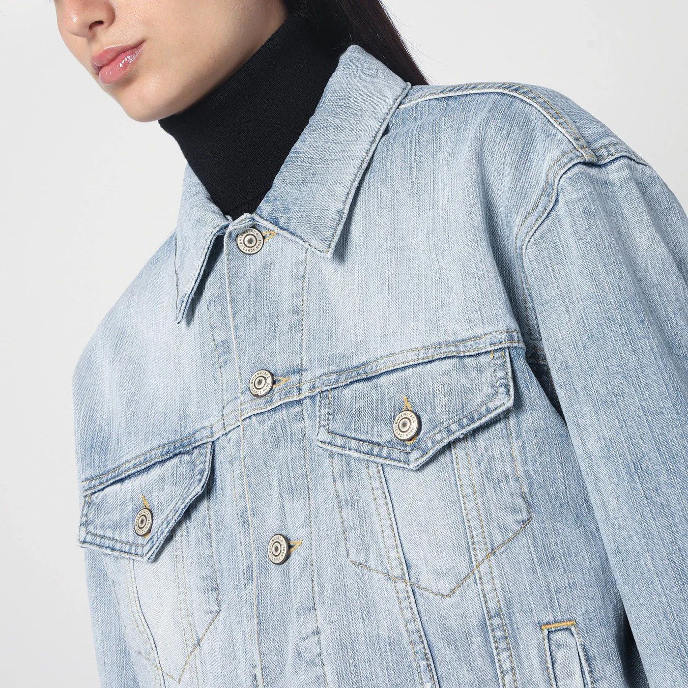 Balenciaga o1d2blof0426 Denim Jacket in Light Blue Size S / US 4 / IT 40 - 4 Thumbnail