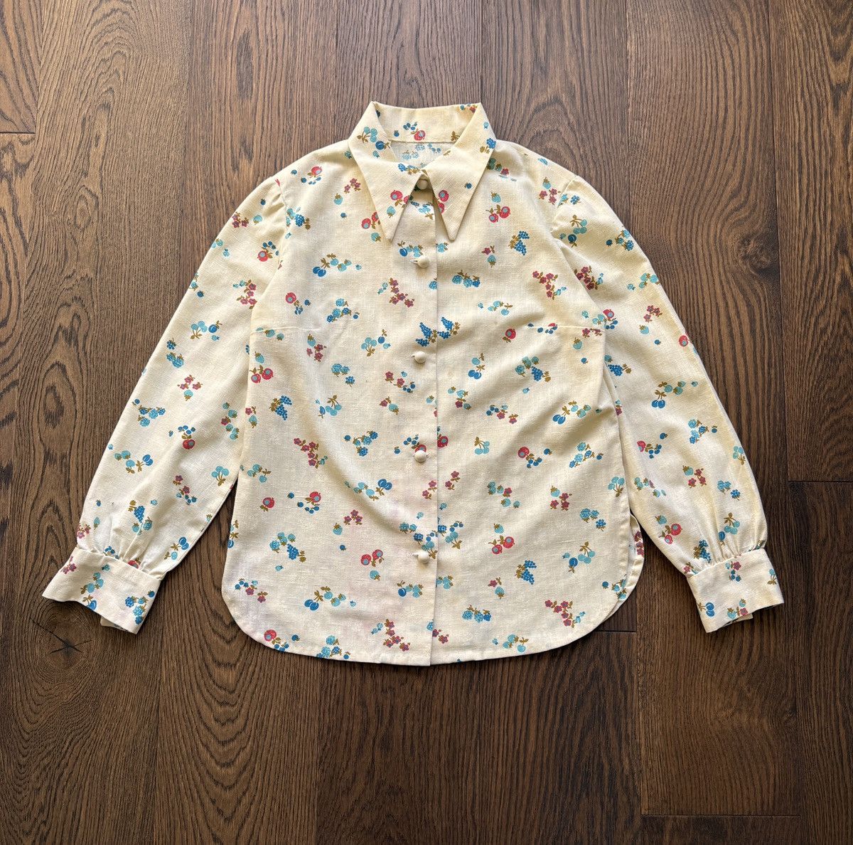 Vintage Vintage 60s Floral Berries Pointed Collar Button Up Shirt Size M / US 6-8 / IT 42-44 - 1 Thumbnail