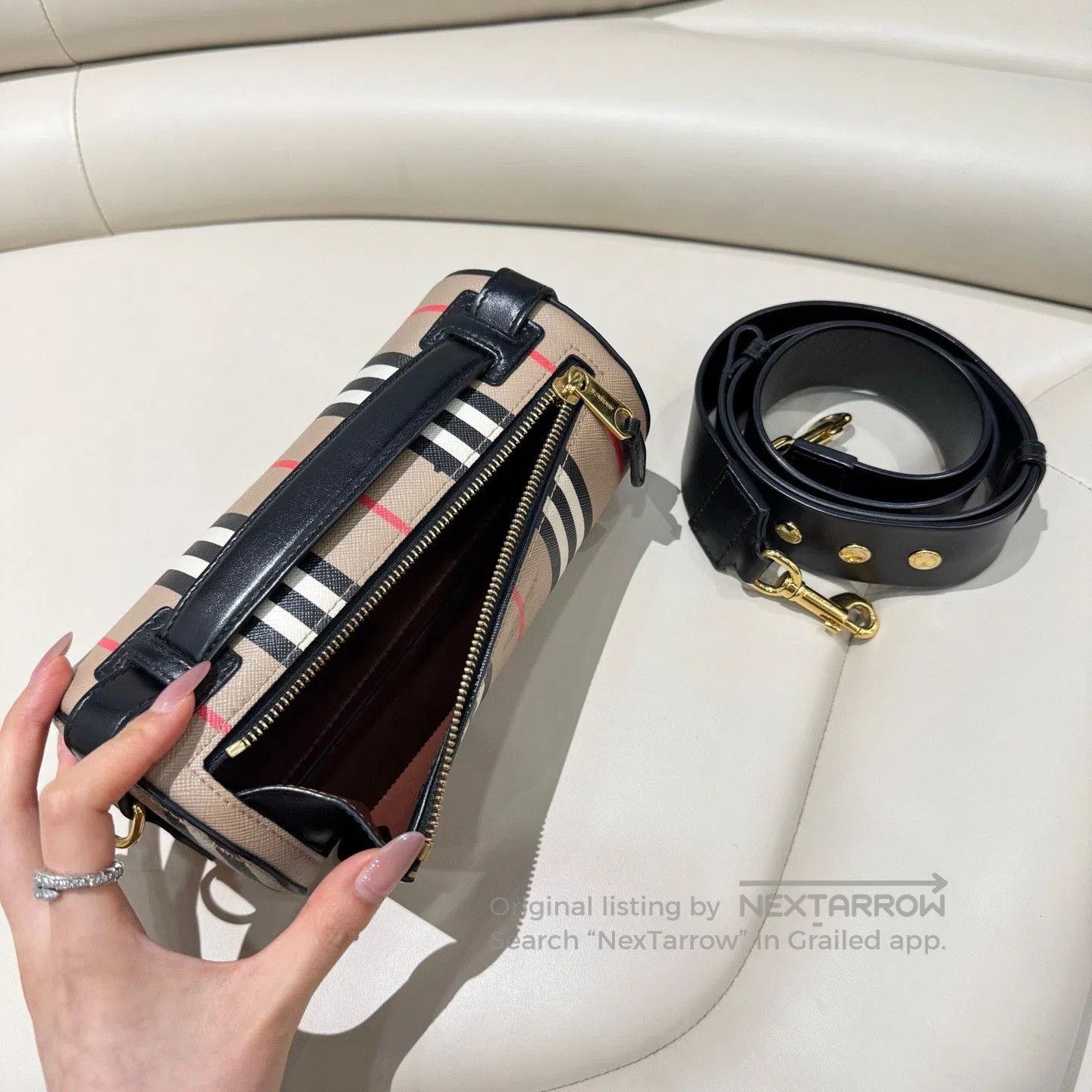 Burberry Burberry Classic Knight Logo Cylinder Bag. Size ONE SIZE - 5 Thumbnail
